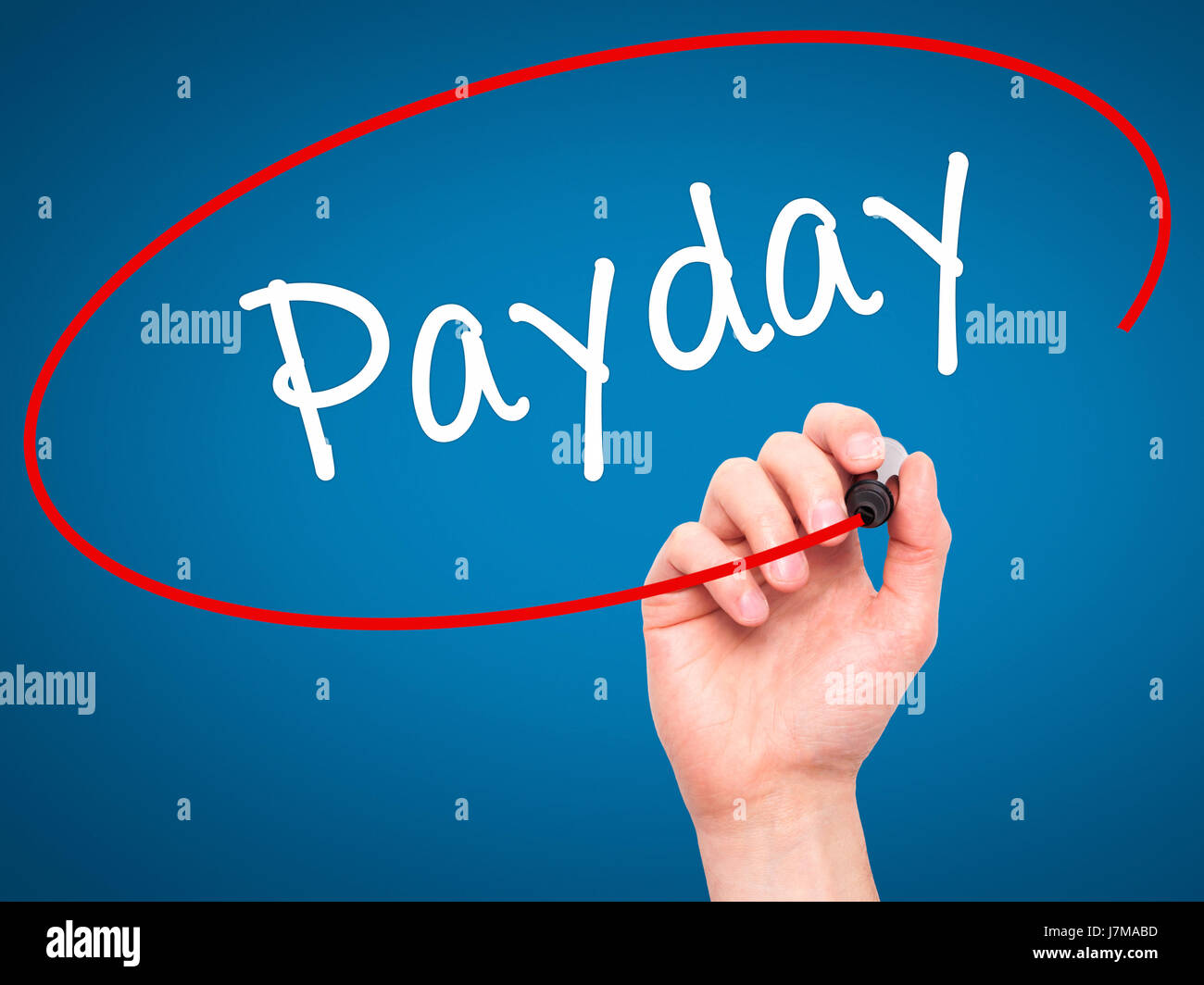 Man mano che scrive Payday con pennarello nero su schermo visivo. Isolato su blu. Business, tecnologia internet concetto. Stock Photo Foto Stock