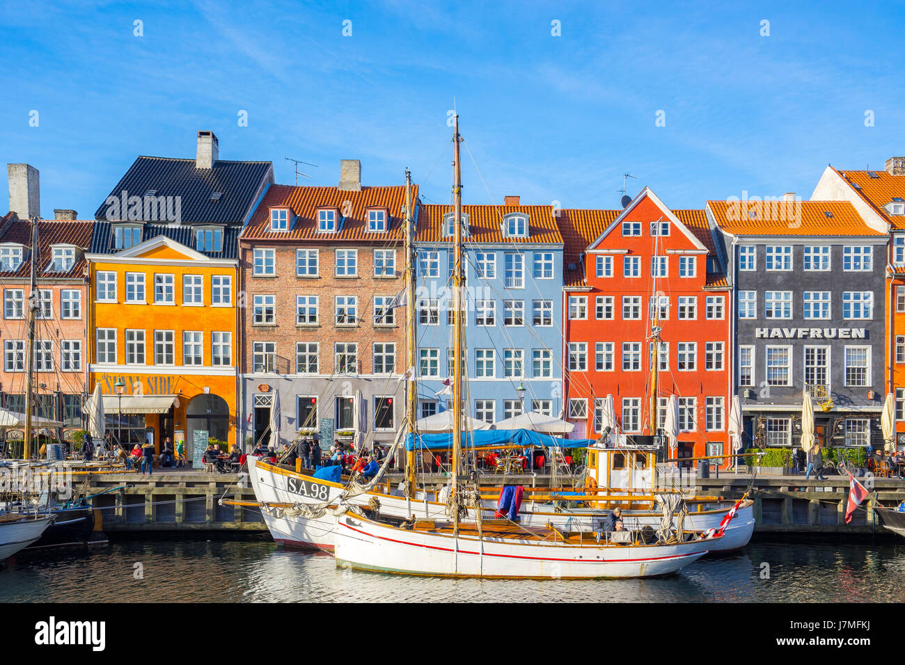 Copenhagen, Danimarca - 1 Maggio 2017: Nyhavn è un monastero del XVII secolo waterfront, canal e dal quartiere dei divertimenti di Copenhagen, Danimarca. Foto Stock