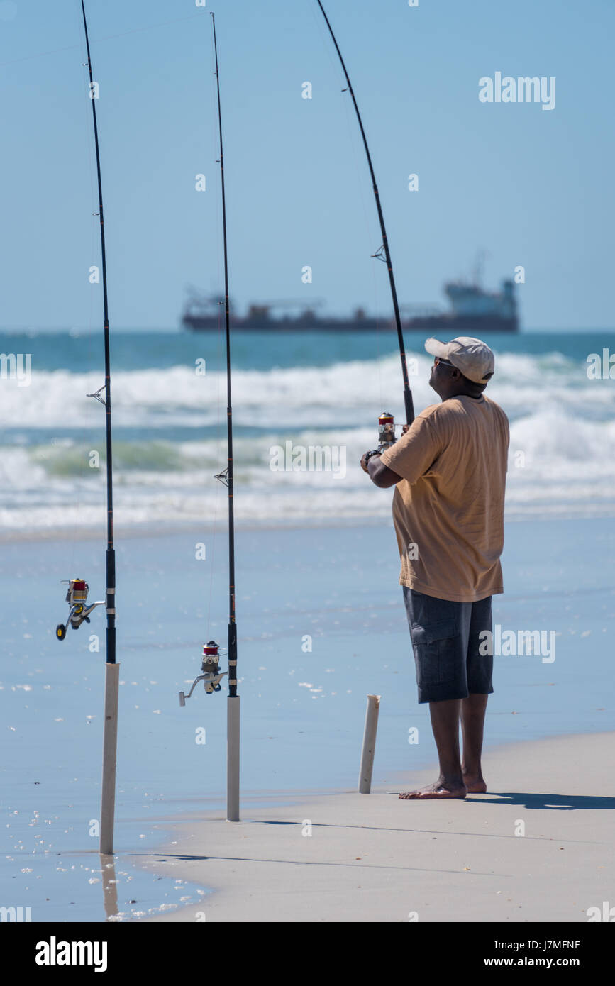 Pesca di surf dei pescatori della Florida sulla spiaggia di Jacksonville nel nord della Florida. (STATI UNITI) Foto Stock