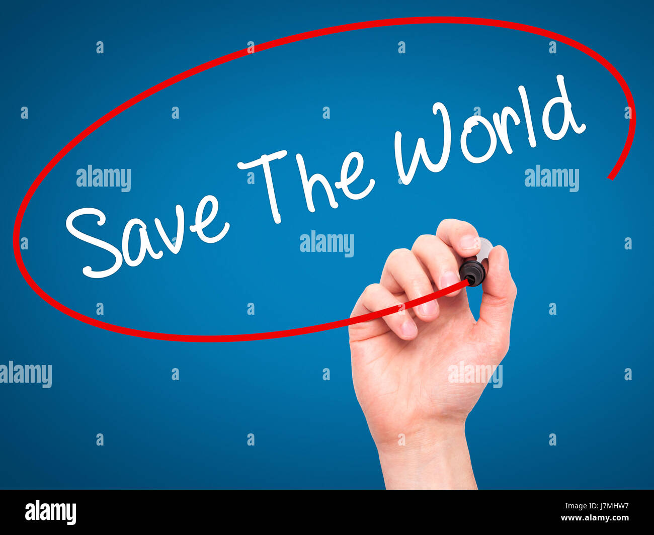 L'uomo la scrittura a mano per salvare il mondo con il pennarello nero su schermo visivo. Isolato su sfondo. Business, tecnologia internet concetto. Stock Photo Foto Stock