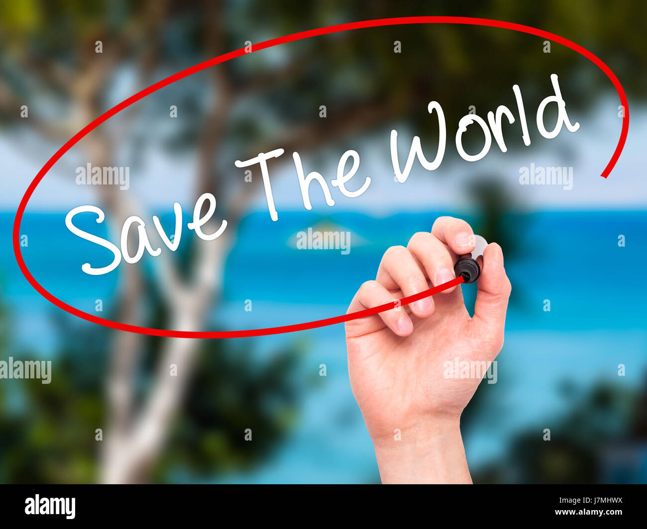 L'uomo la scrittura a mano per salvare il mondo con il pennarello nero su schermo visivo. Isolato su sfondo. Business, tecnologia internet concetto. Stock Photo Foto Stock