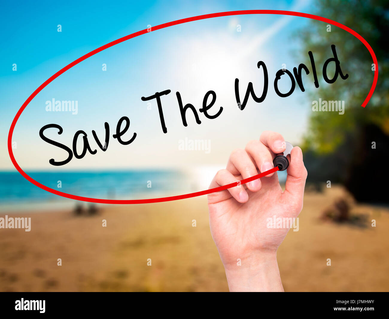 L'uomo la scrittura a mano per salvare il mondo con il pennarello nero su schermo visivo. Isolato su sfondo. Business, tecnologia internet concetto. Stock Photo Foto Stock