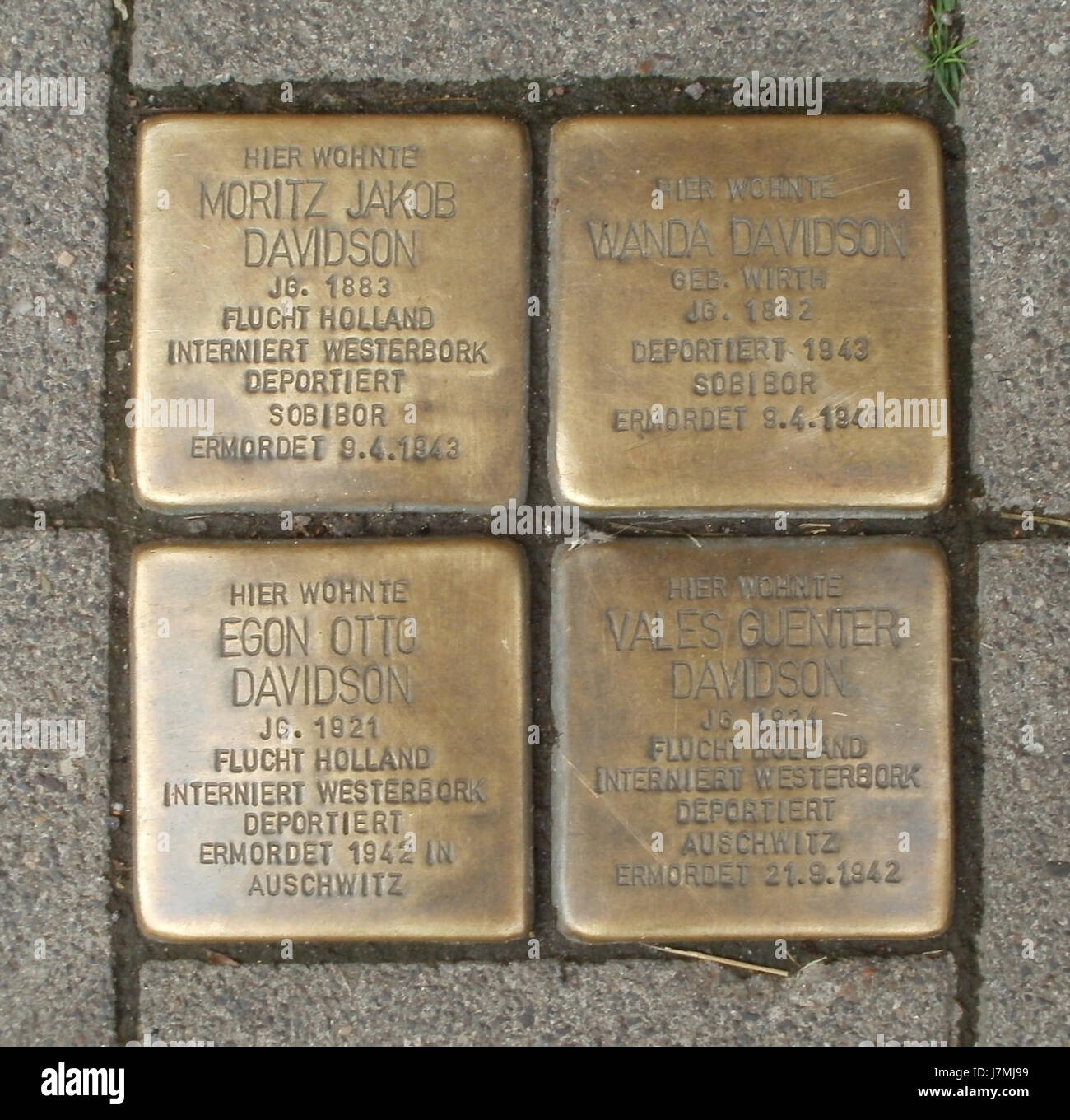 La Stolpersteine della GHF Str. 61 di SaarbrÃ¼cken commemora le vittime dell'Olocausto. Queste placche di ottone fanno parte di un progetto per ricordare coloro che furono perseguitati e uccisi durante la seconda guerra mondiale Foto Stock