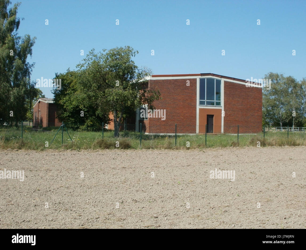 Questa immagine raffigura il Wasserwerk Walldorf, un impianto idrico a Walldorf, Germania. La struttura svolge un ruolo chiave nell'approvvigionamento idrico locale, contribuendo all'infrastruttura e alla sostenibilità della regione. Foto Stock