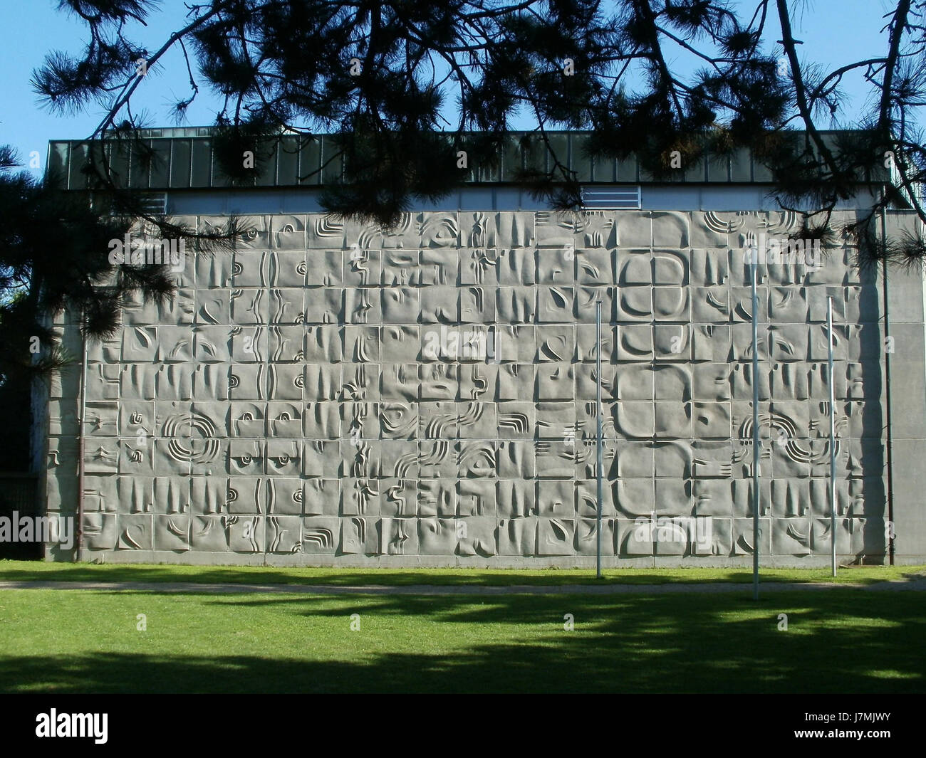 La Dreifaltigkeitskirche di Sandhausen, in Germania, è una chiesa storica nota per le sue caratteristiche architettoniche e il suo significato religioso. La chiesa, costruita nel XIX secolo, è un importante sito culturale e spirituale della regione. Foto Stock