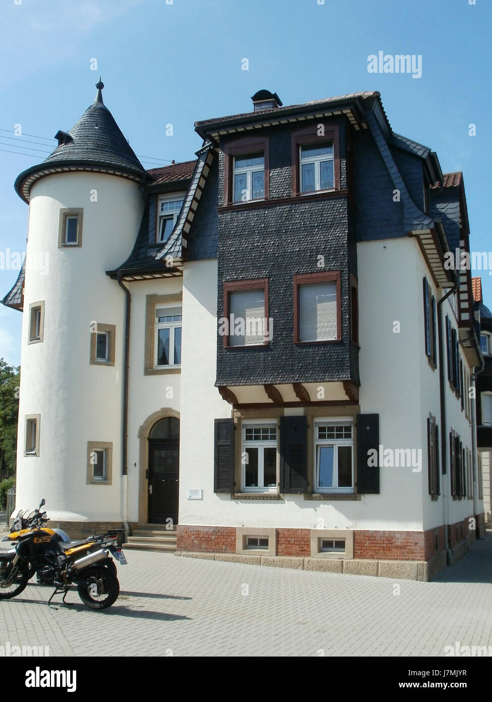 Fotografia scattata il 2 agosto 2011, che mostra Neuhaus Street a Schwetzingen, Germania, che cattura l'architettura della strada e il paesaggio urbano. Foto Stock