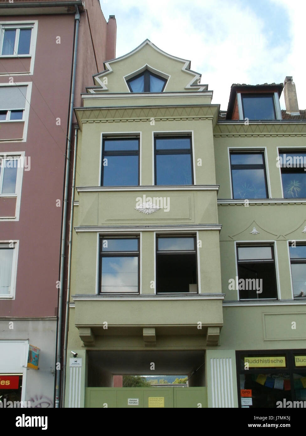 L'immagine mostra Mainzer Str. 145, situato a SaarbrÃ¼cken, Germania. Rappresenta una strada urbana comune con edifici residenziali e commerciali, che riflettono lo stile architettonico e urbanistico locale della regione. Foto Stock