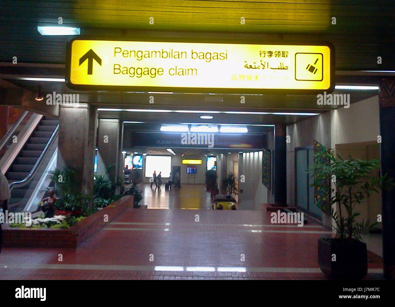 Questo riferimento verosimilmente riguarda un evento o un avviso relativo al ritiro bagagli il 6 agosto 2011, che evidenzia le procedure o gli annunci relativi al trasporto bagagli in un aeroporto o in un hub di viaggio. Foto Stock