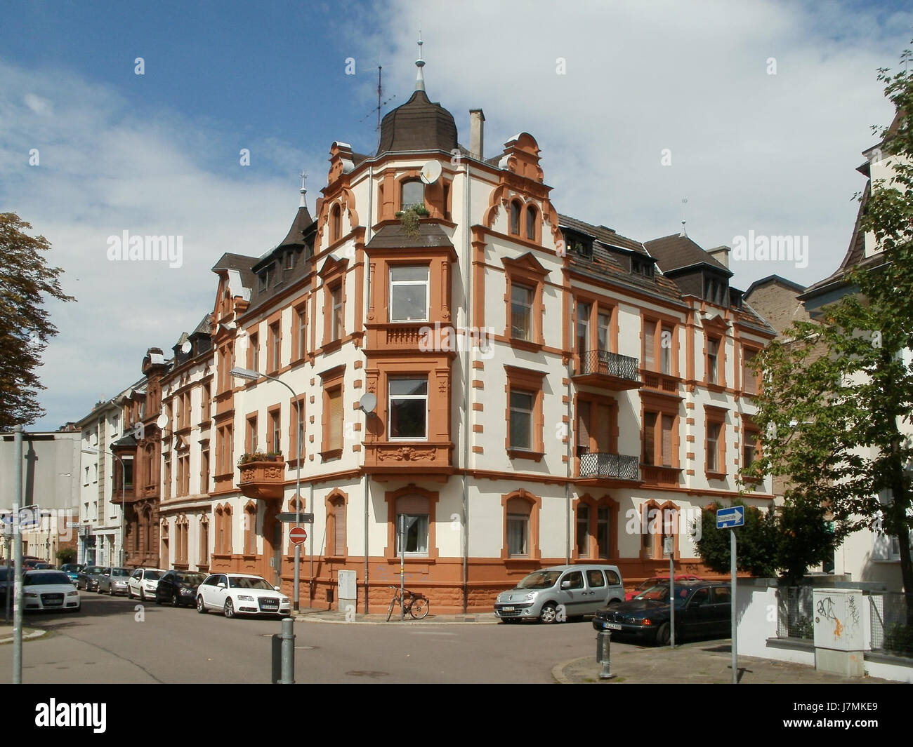 Questo riferimento a Bismarckstraße 50 a Saarbrücken, Germania, è un luogo specifico che può essere collegato a immobili residenziali o commerciali nella regione. L'edificio è probabilmente parte della storia urbana locale. Foto Stock