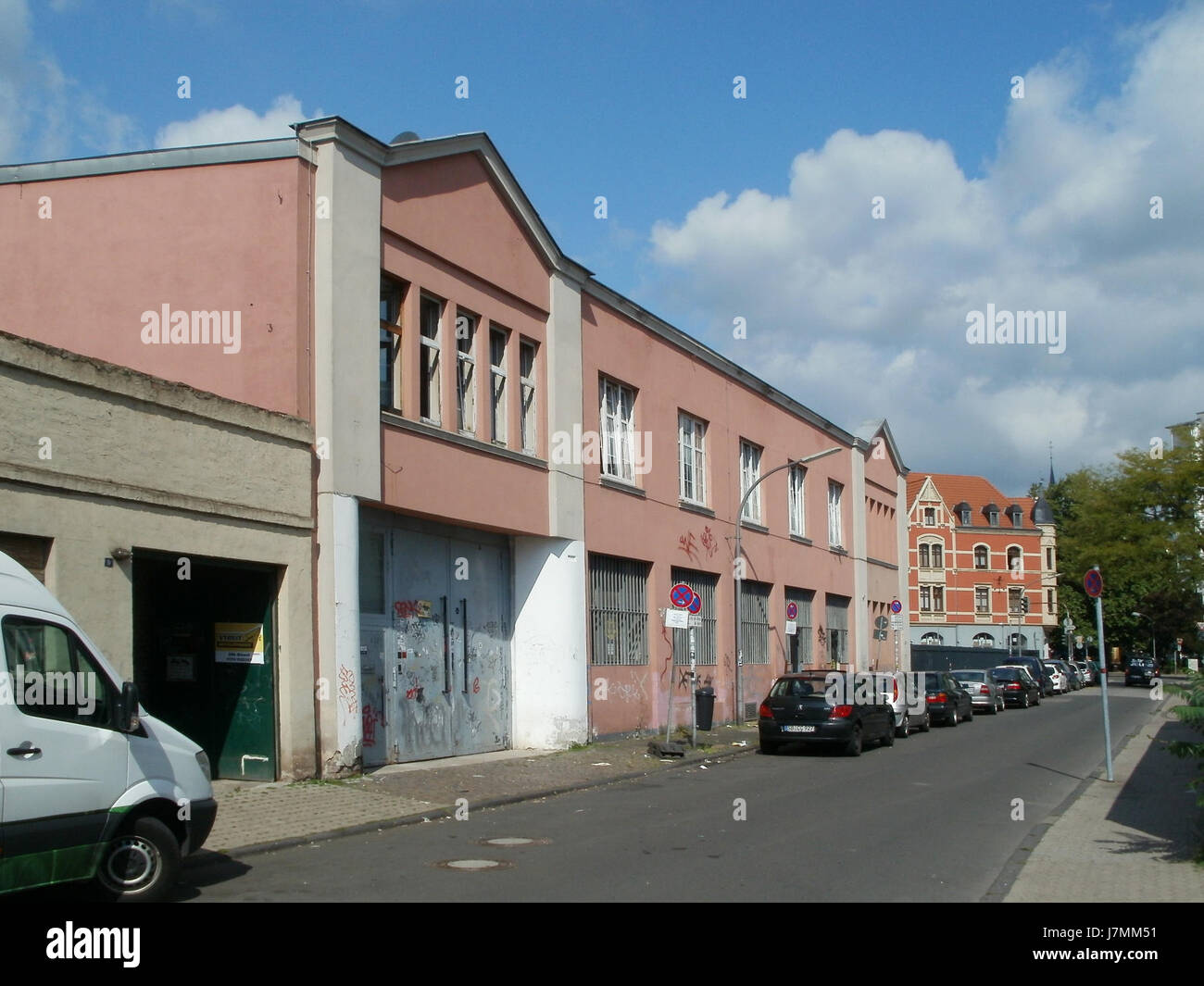 L'immagine cattura una scena di Neugaesschen 9, Saarbrucken, il 19 agosto 2011, che riflette le caratteristiche architettoniche locali e l'atmosfera culturale di questa zona a Saarbrucken, Germania. Foto Stock