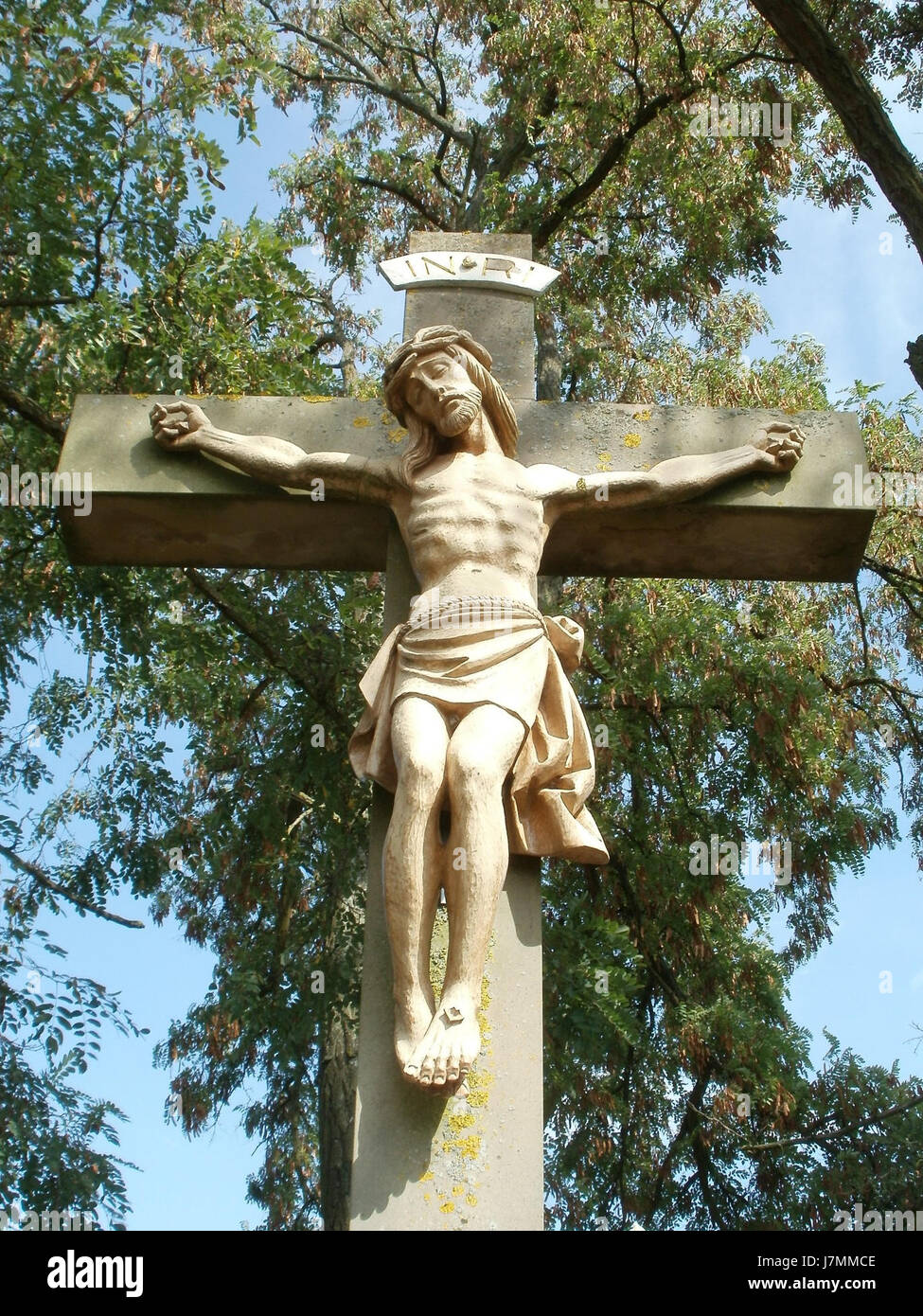 Fotografia scattata il 26 agosto 2011 di una croce laterale ("Wegkreuz") a Kirrlach, Germania, che illustra i simboli religiosi locali e il patrimonio culturale. Foto Stock
