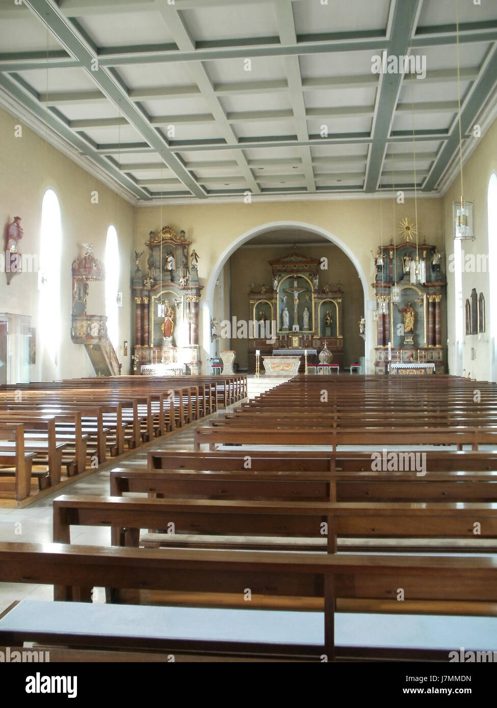 L'opera d'arte intitolata "St. Kornelius und Cyprian" del 2011, ritrae i santi cristiani Kornelius e Cyprian, simboli di fede e martirio, associati alla città di Kirrlach. Foto Stock