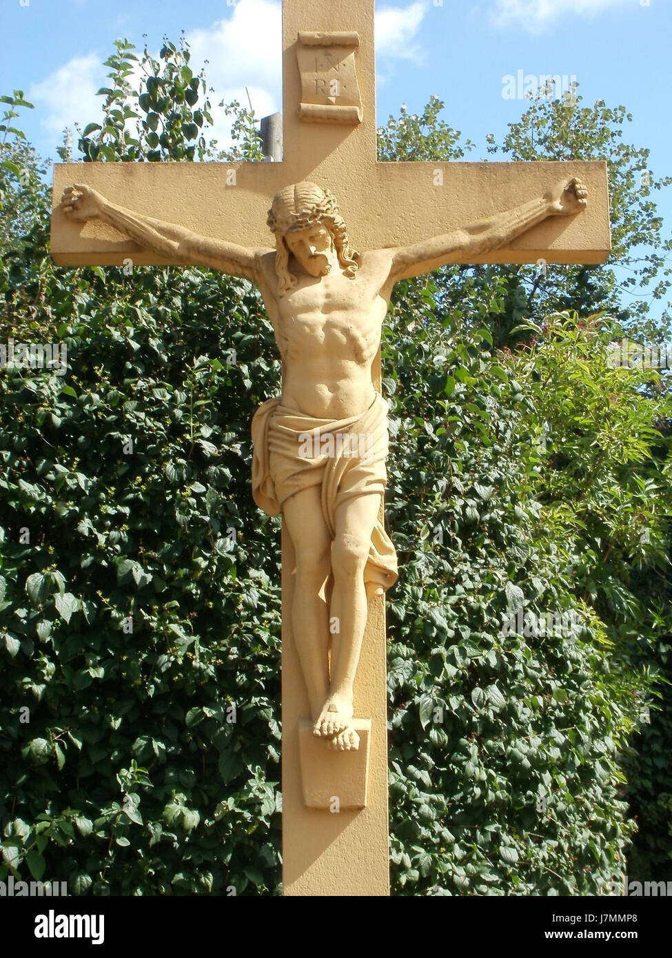 Il *Wegkreuz Reilingen* è un incrocio situato a Reilingen, Germania. È un simbolo religioso tradizionale comunemente trovato lungo i sentieri della Germania rurale. Queste croci fanno parte del patrimonio religioso e culturale locale. Foto Stock