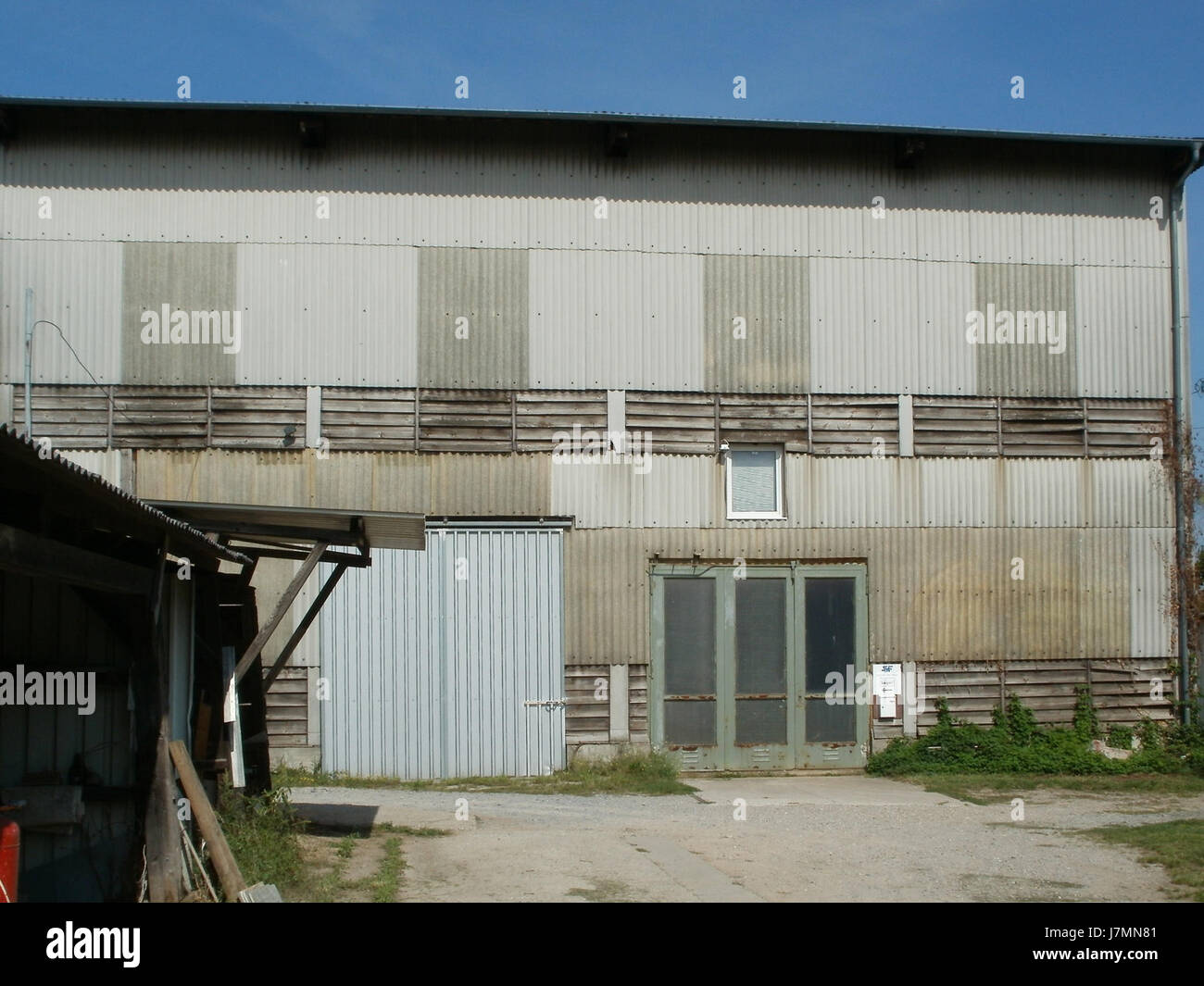 Tabakscheune Schwetzingen è uno storico magazzino di tabacco situato a Schwetzingen, in Germania. L'edificio ha un significativo valore storico, che riflette le pratiche agricole della regione durante il XVIII secolo. Ha servito come centro per la lavorazione e il magazzinaggio del tabacco. Oggi, il Tabakscheune fa parte del patrimonio architettonico di Schwetzingenâ, che offre una visione del passato agricolo e industriale di regionÂ. Foto Stock