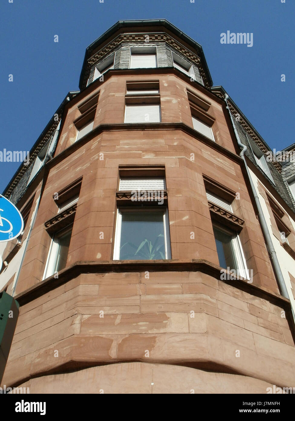 L'immagine cattura la scena di strada di Paul Marien Str10 a Saarbruecken, Germania. Mostra l'architettura urbana e la disposizione della città, con una miscela di edifici residenziali e commerciali lungo la strada. La scena riflette la pianificazione urbana e lo stile architettonico della città. Foto Stock
