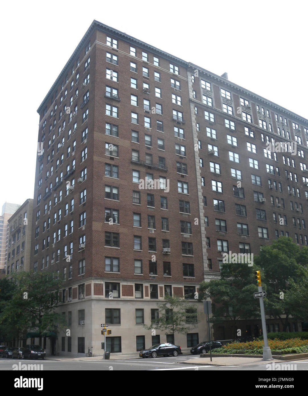 Questa immagine cattura una vista nuvolosa di 1133 Park Avenue, una posizione importante a New York City. L'atmosfera nuvolosa aggiunge un tocco drammatico allo skyline urbano, evidenziando le caratteristiche architettoniche dell'edificio e il suo ambiente circostante in un classico ambiente metropolitano. Foto Stock