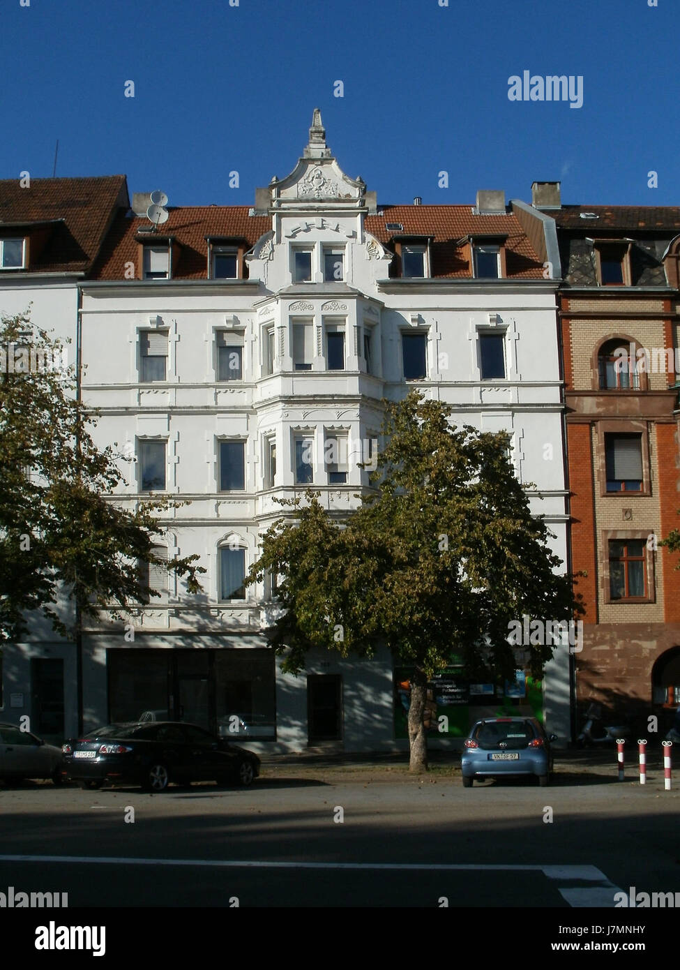 Mainzer Str. 102 a SaarbrÃ¼cken è una località residenziale o commerciale nella città tedesca, nota per le sue caratteristiche urbane, la storia e la struttura architettonica degli edifici circostanti. Foto Stock