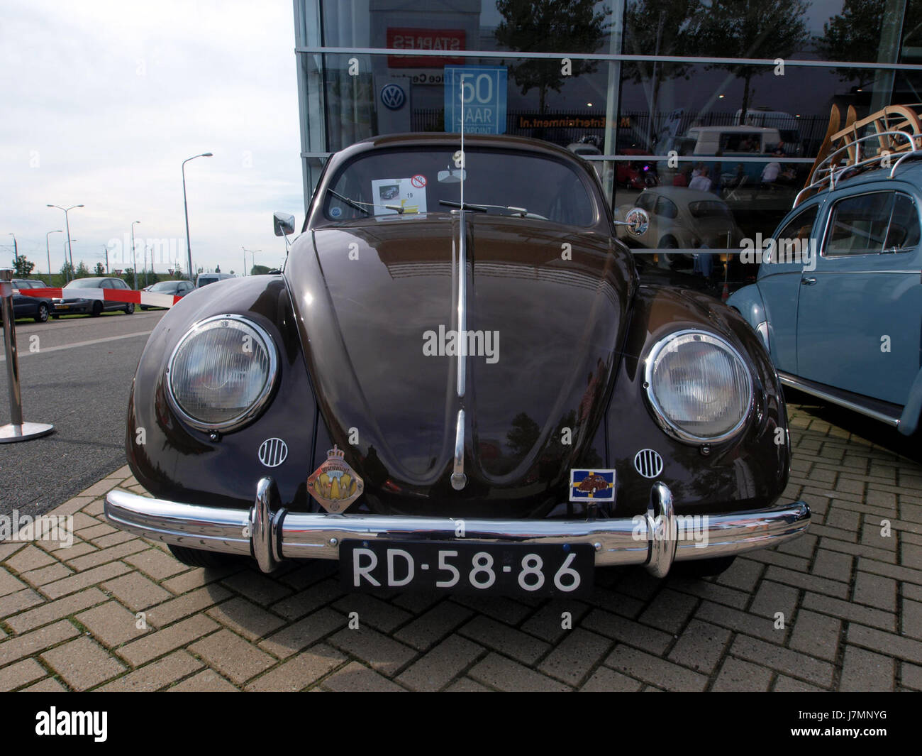 Questa immagine Volkswagen del 1949 raffigura uno dei primi modelli dell'iconico veicolo Volkswagen, noto per il suo design compatto e il suo significato storico nel settore automobilistico. Foto Stock