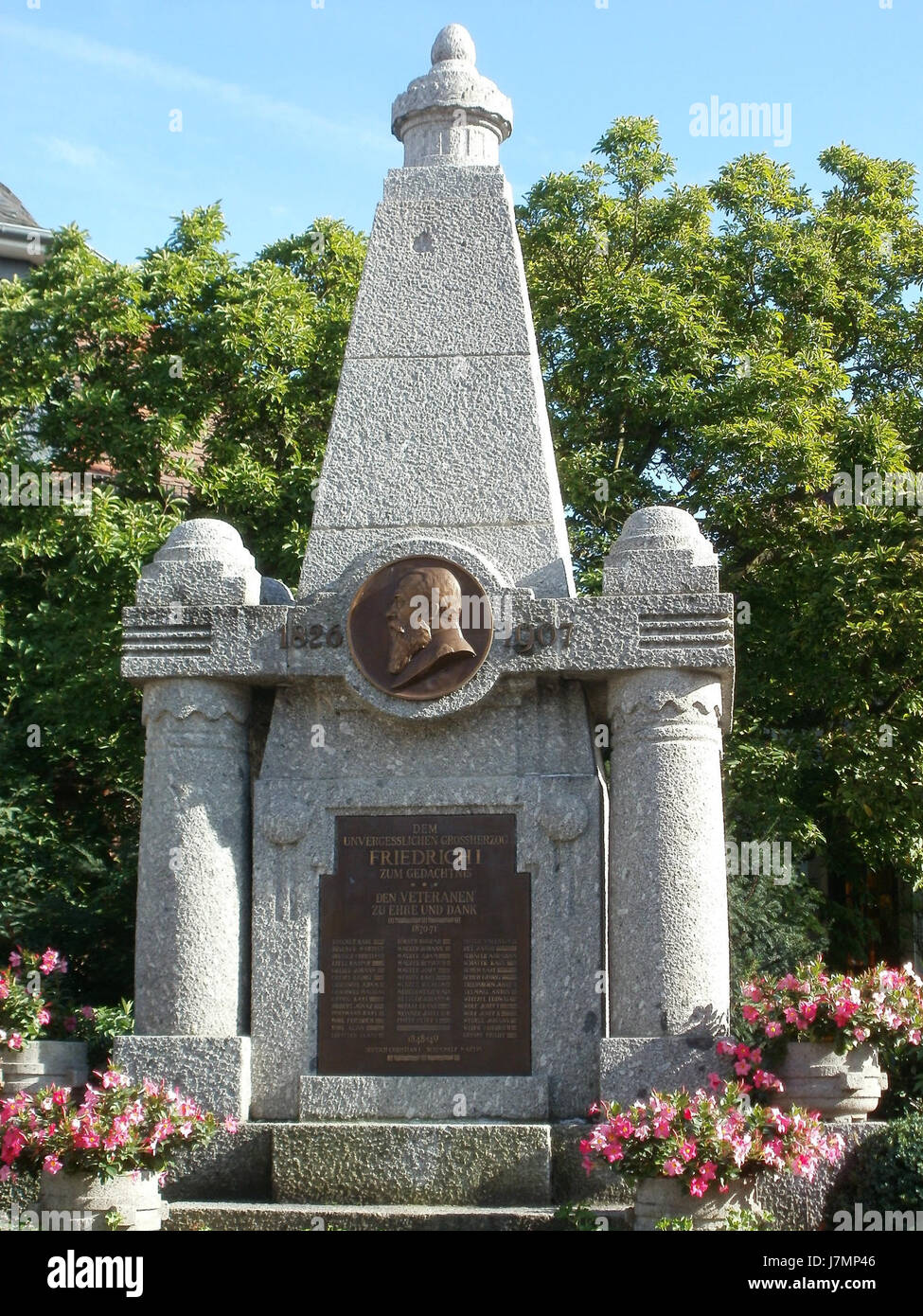Il Kriegerdenkmal di Brühl è un memoriale di guerra dedicato a coloro che hanno perso la vita durante i conflitti. Situato a Brühl, in Germania, serve come tributo ai soldati e come promemoria del costo della guerra. Foto Stock