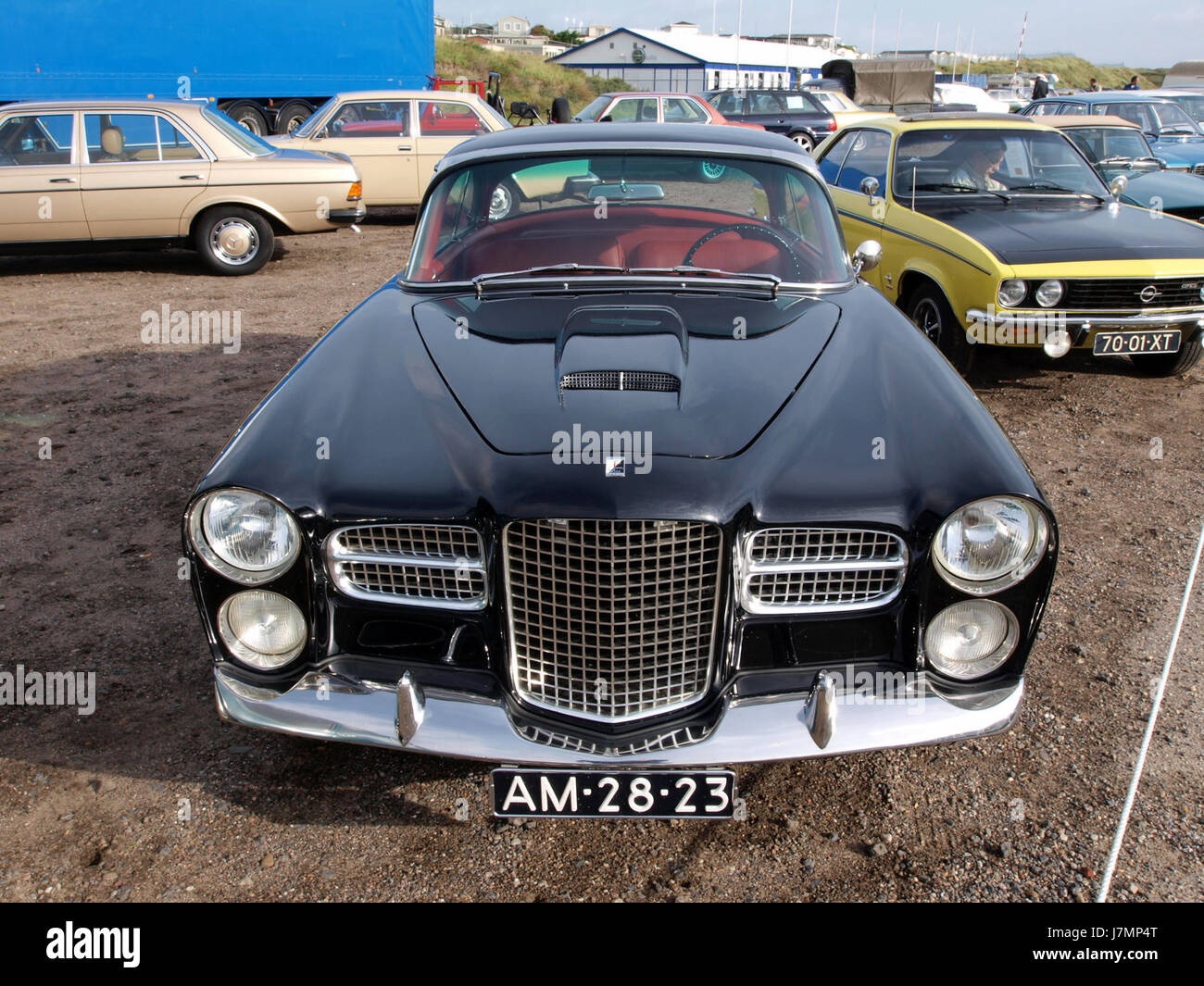 Una vista frontale di una Facel Vega del 1960, che mostra il suo design automobilistico classico della metà del XX secolo, che riflette l'eleganza e l'ingegneria dell'epoca. Foto Stock