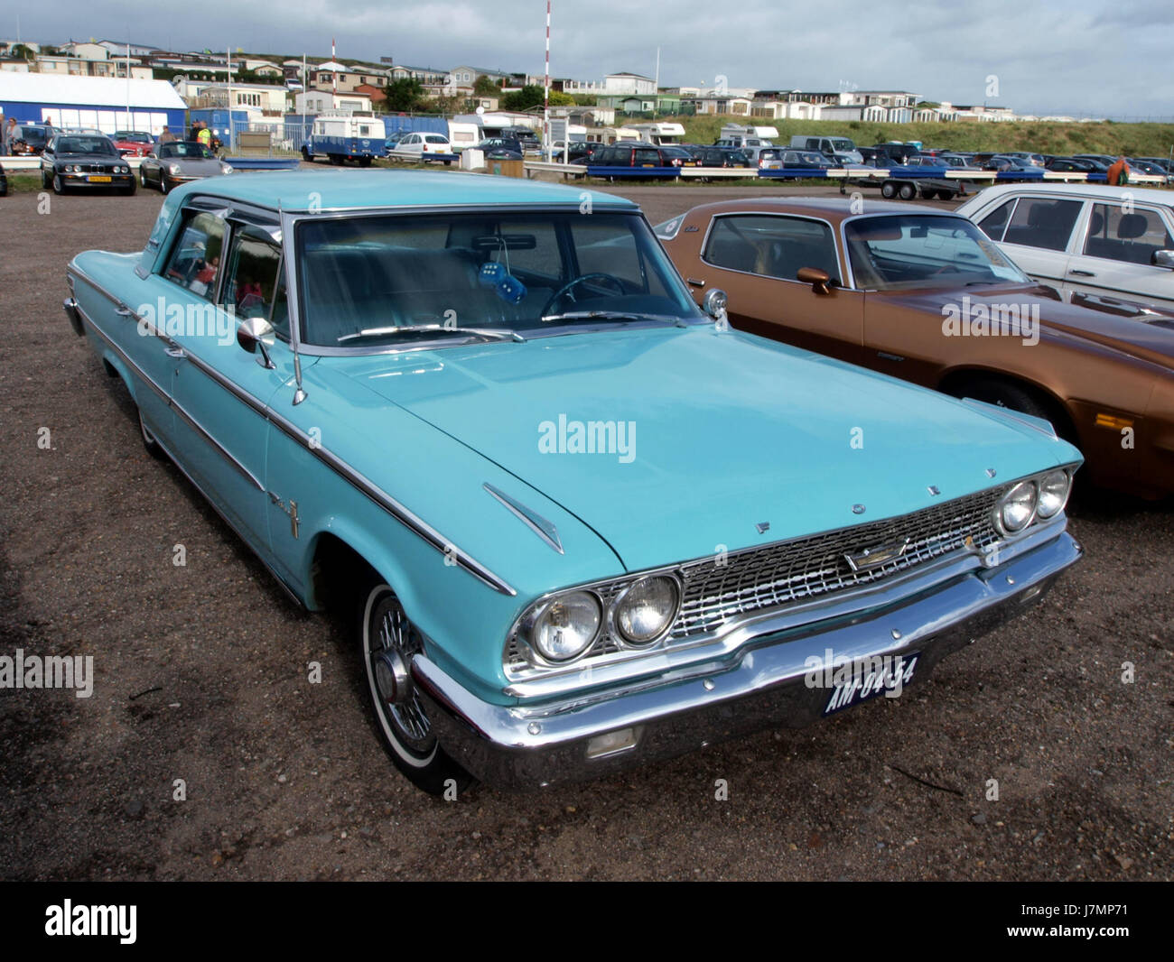 La Ford Galaxie 500 del 1963 è una classica vettura americana nota per le sue prestazioni e lo stile. Faceva parte della serie Ford Galaxie, riconosciuta per il suo design spazioso, le potenti opzioni del motore e lo status di icona automobilistica della metà del XX secolo. Foto Stock