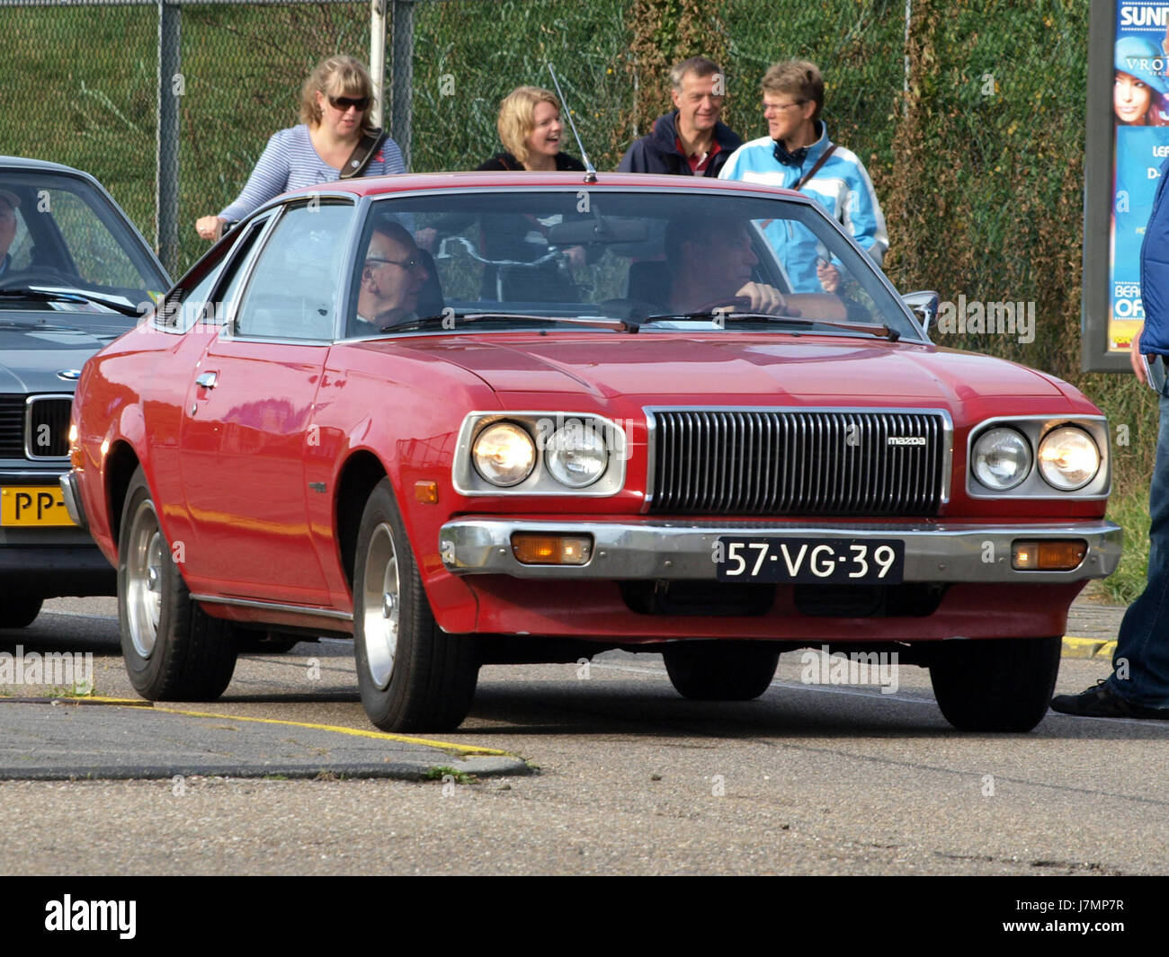 La Mazda 121 del 1978 è una berlina compatta nota per la sua convenienza ed efficienza. È diventato popolare per gli spostamenti urbani a causa delle sue piccole dimensioni e del risparmio di carburante. Foto Stock