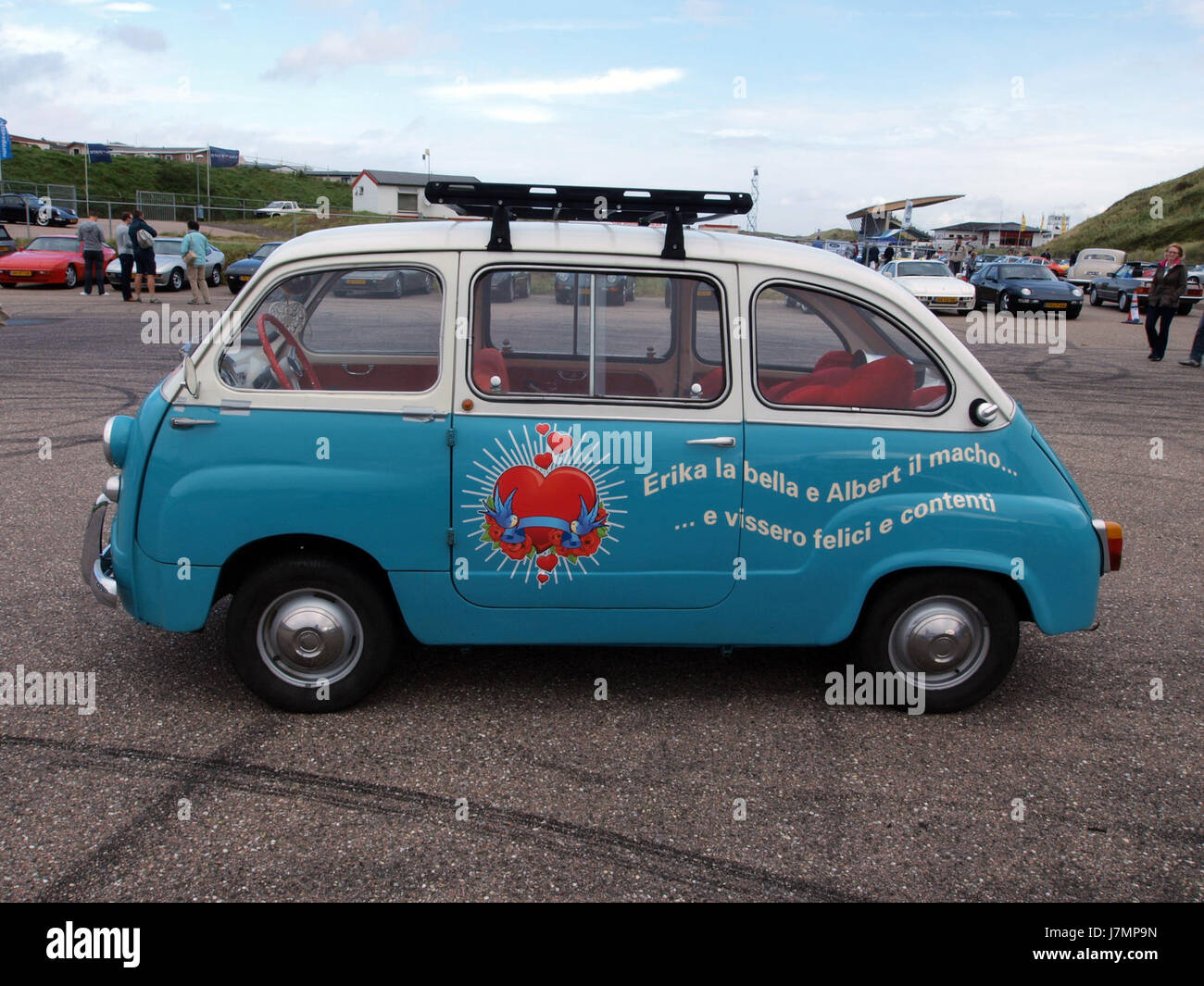 La Fiat 600D Multipla 1963 è un'auto d'epoca italiana che esemplifica il design automobilistico compatto. Noto per il suo aspetto distintivo e la praticità, è diventato un modello iconico negli anni '1960 per la sua capacità di ospitare più passeggeri in un veicolo di piccole dimensioni, rendendolo popolare negli ambienti urbani. Foto Stock