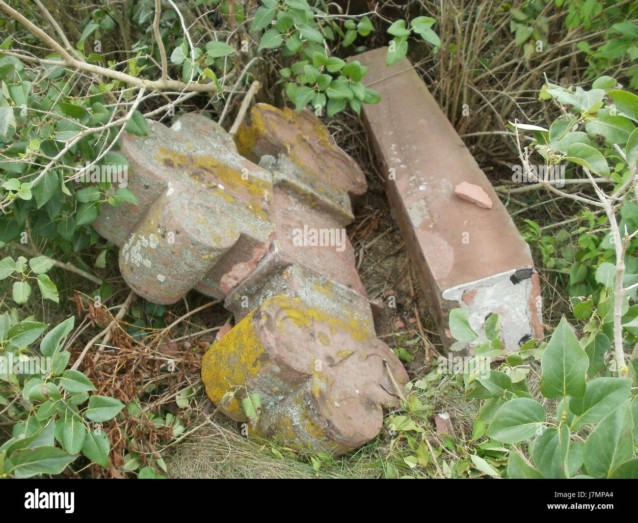 Questa immagine mostra una tradizionale Wegkreuz (croce stradale) situata a Waghaeusel, Germania. I Wegkreuz sono comuni nell'Europa rurale e servono sia come simboli religiosi che come marcatori storici nei villaggi e nelle città. Foto Stock