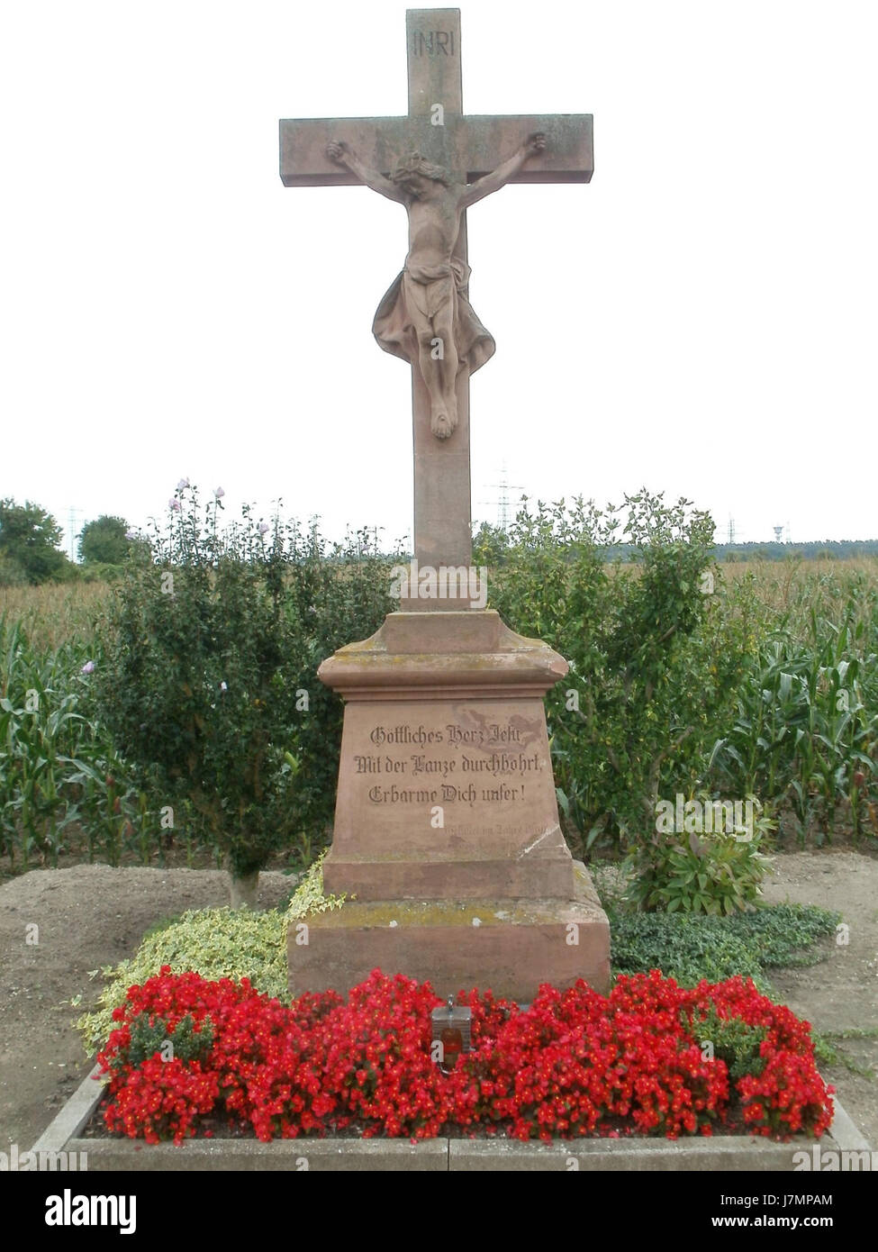 Questa immagine di un incrocio stradale (Wegkreuz) a Oberhausen, Germania, datato 2011, rappresenta un monumento storico e culturale comunemente trovato nelle aree rurali tedesche. Queste croci segnano luoghi significativi, servendo sia come punti di riferimento che come simboli delle tradizioni religiose locali. Foto Stock