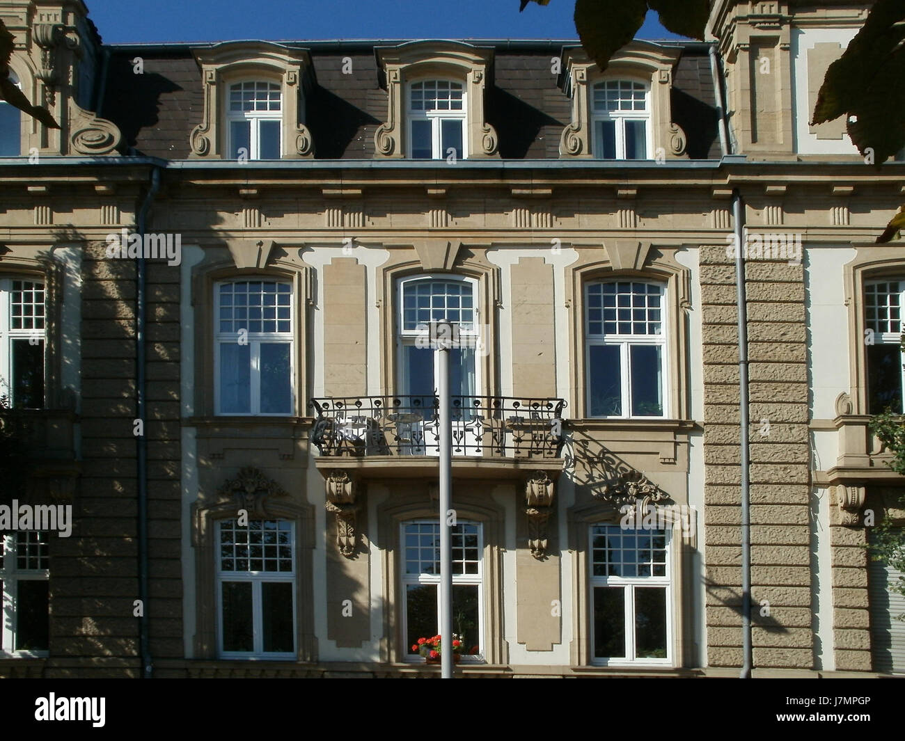 Questa immagine raffigura il complesso della stazione ferroviaria di Schwetzingen, Germania, che mostra le sue caratteristiche architettoniche e le infrastrutture di trasporto il 15 settembre 2011. Foto Stock