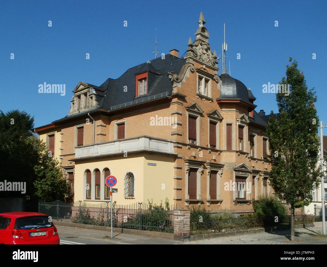 Questa fotografia mostra il Bahnhofsanlage di Schwetzingen, un importante centro di trasporto della città noto per il suo significato storico e le sue caratteristiche architettoniche. Foto Stock