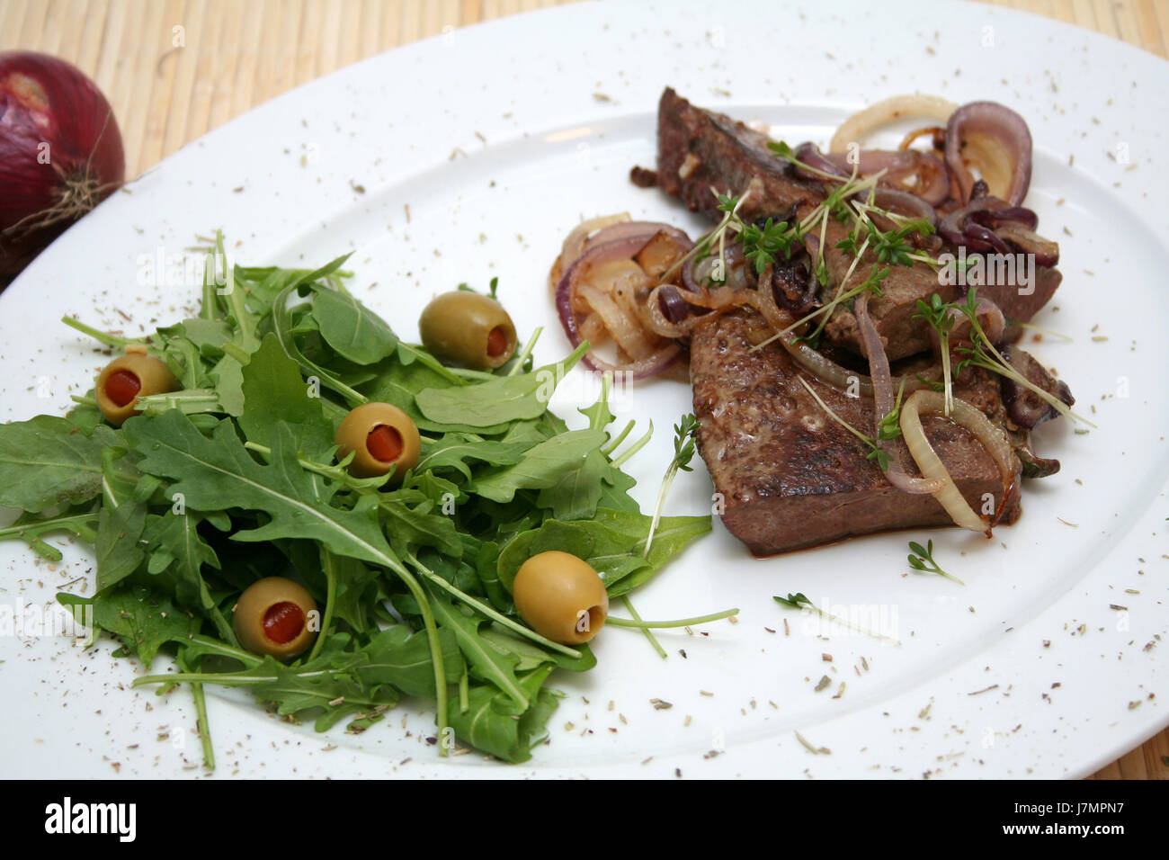 Alimentare bovina piatto unico olive insalata di fegato di alimenti carnei aliment bovini vegetale Foto Stock