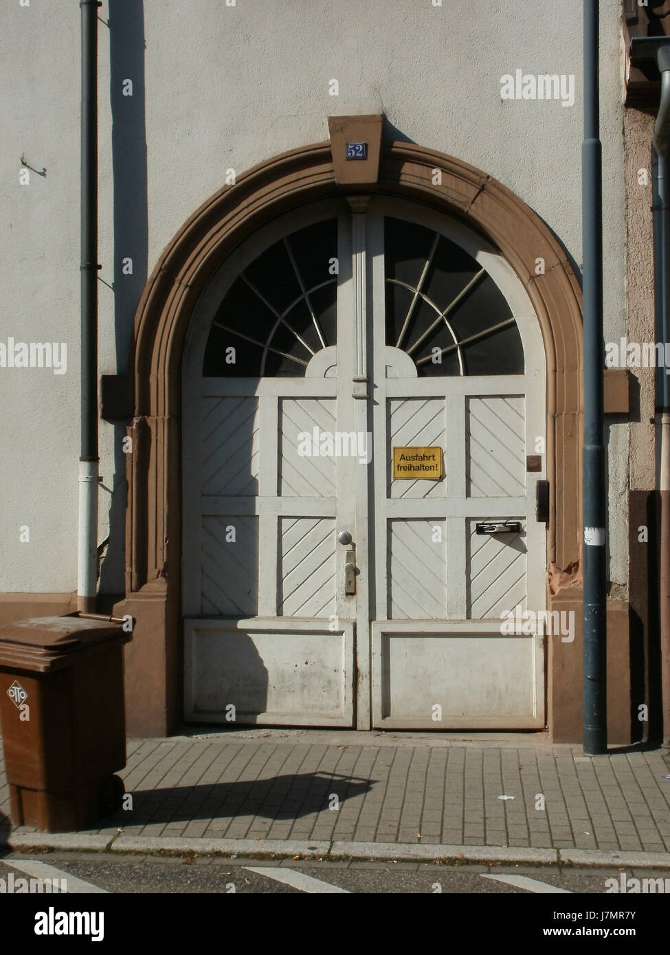 Questa immagine del 21 settembre 2011 mostra Friedrichstrasse 52 a Schwetzingen, Germania. Schwetzingen è conosciuta per il suo centro storico, e Friedrichstrasse è una delle strade principali della zona, fiancheggiata da edifici residenziali e commerciali. La fotografia cattura la miscela di elementi moderni e storici, riflettendo il patrimonio storico della città e l'ambiente urbano in evoluzione. Foto Stock