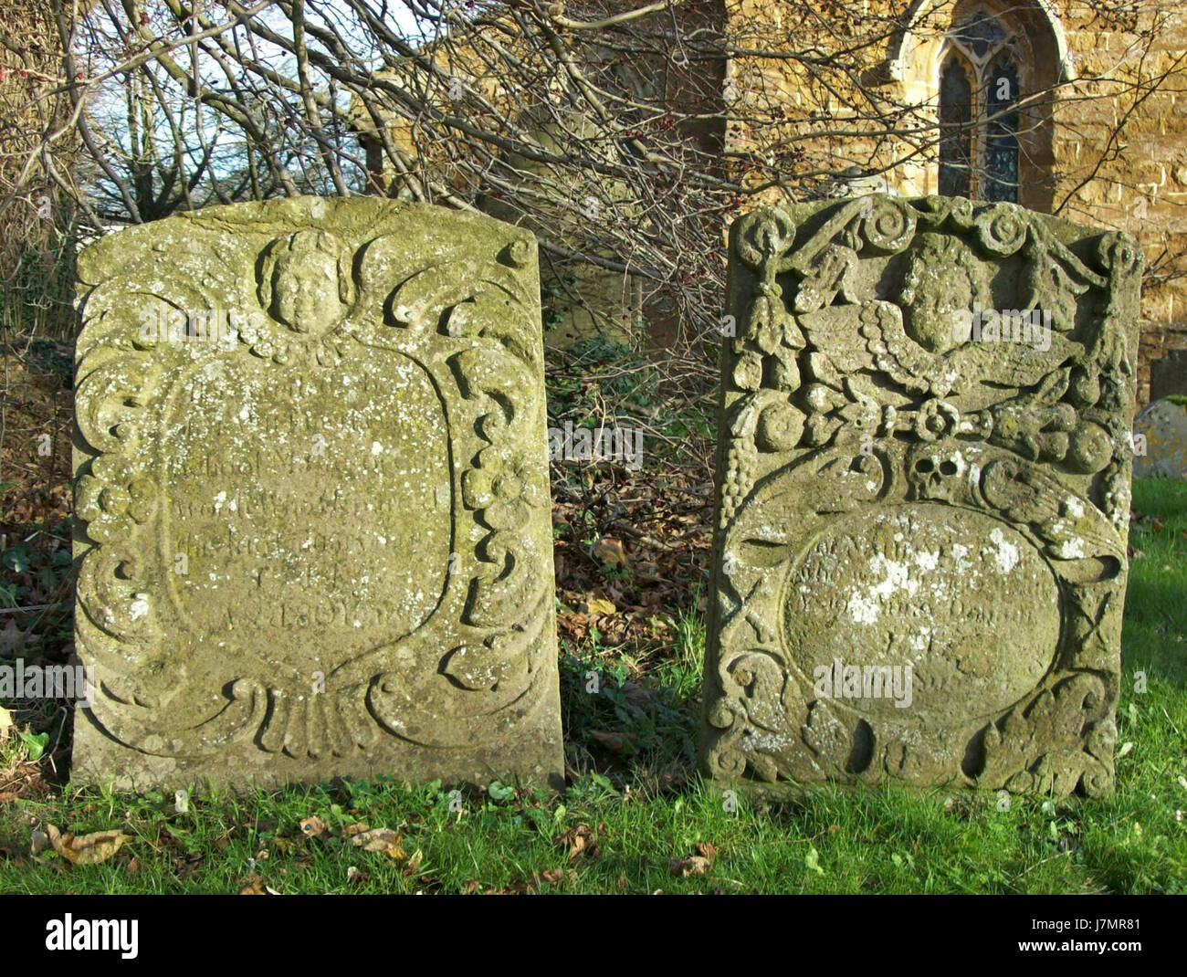 Lapidi del XVIII secolo situate ad Hanwell, probabilmente documentano le pratiche di sepoltura locali e le tradizioni funerarie storiche. Foto Stock