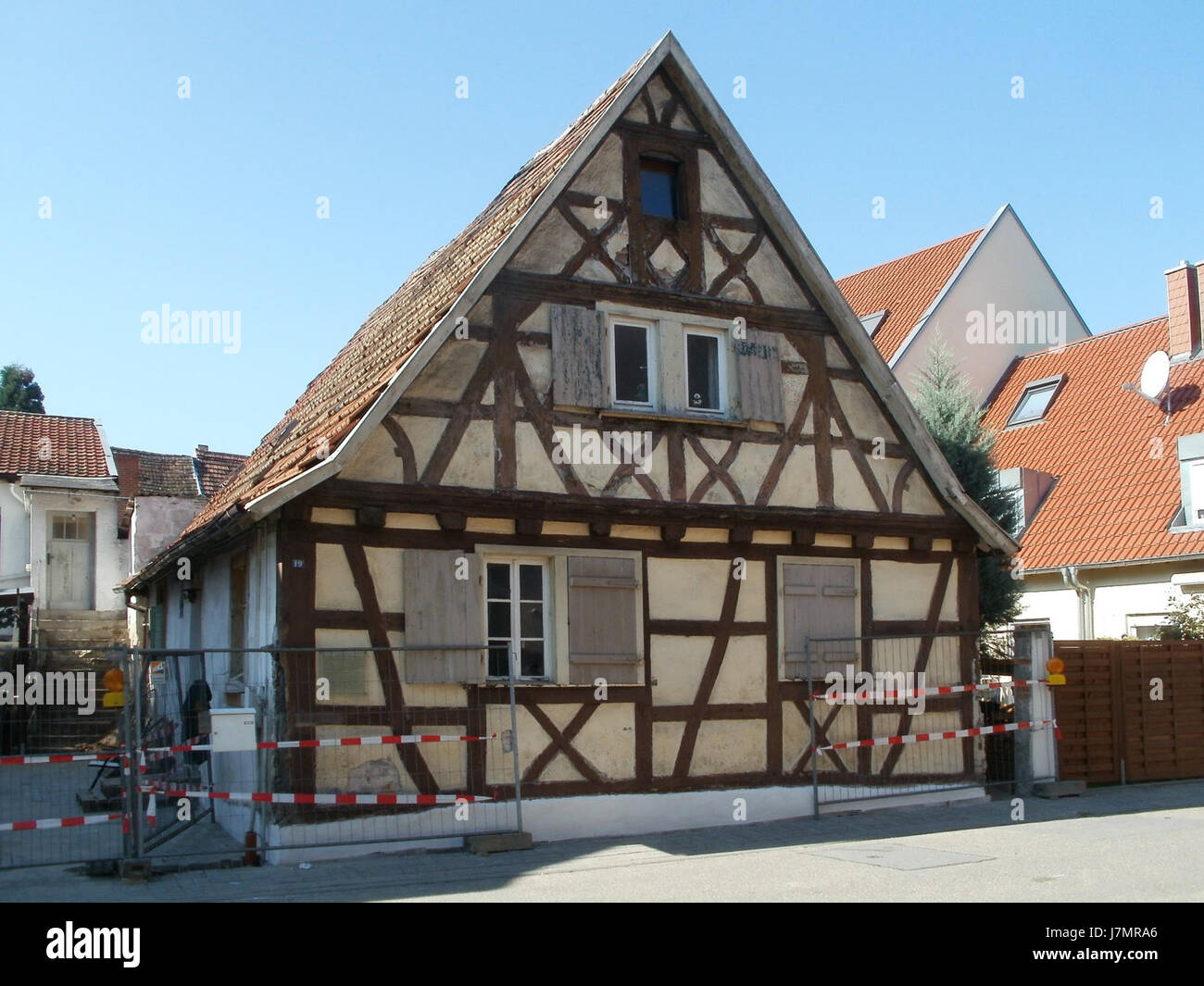 Questa immagine documenta la proprietà situata in Hebelstrasse 19 a Schwetzingen, Germania, fornendo uno sguardo della sua struttura architettonica e dell'ambiente urbano all'interno della città. Foto Stock