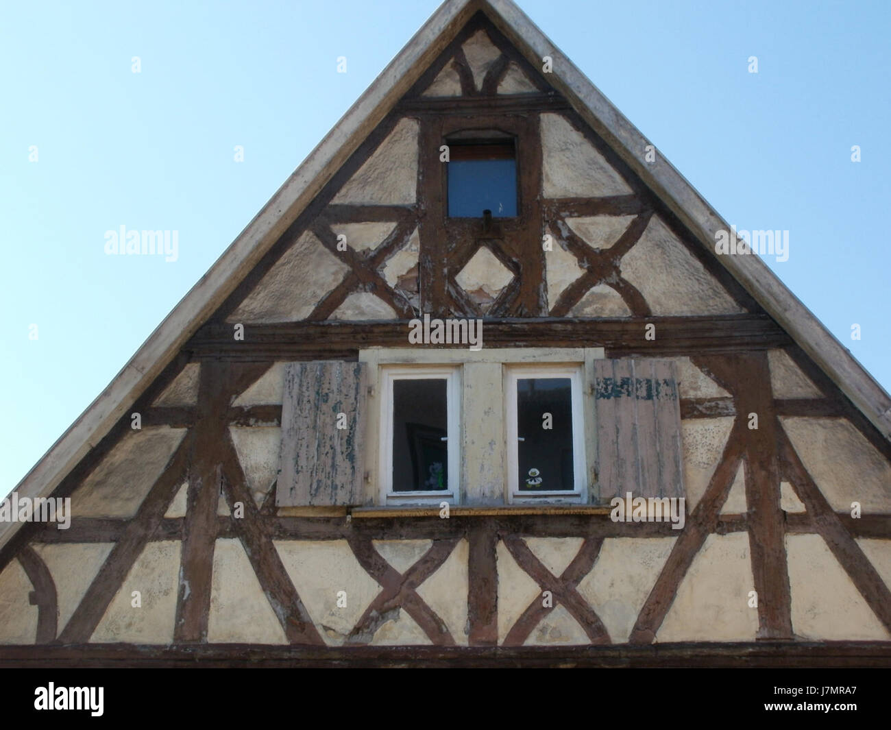 Questo indirizzo a Schwetzingen, in Germania, si riferisce a Hebelstrasse, una strada conosciuta per il suo significato storico e le sue strutture notevoli, tra cui edifici residenziali e commerciali. Foto Stock