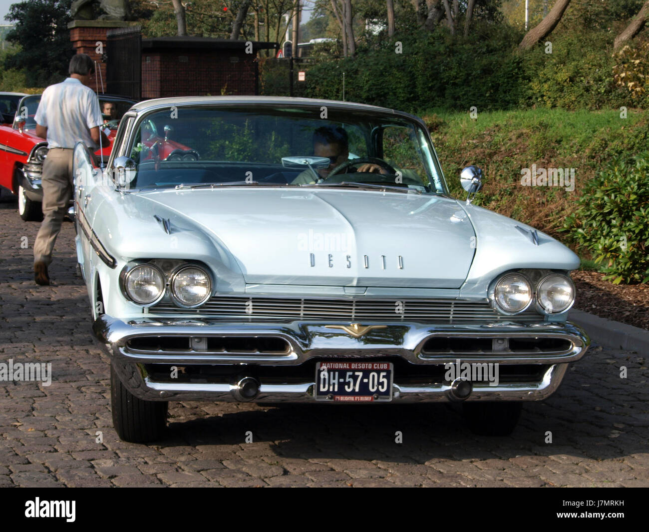 La DeSoto Fireflite hardtop a quattro porte del 1959 è una classica auto americana della fine degli anni '1950, nota per il suo design elegante, i dettagli cromati e le prestazioni potenti. Questo modello è un ottimo esempio di design automobilistico della metà del secolo. Foto Stock