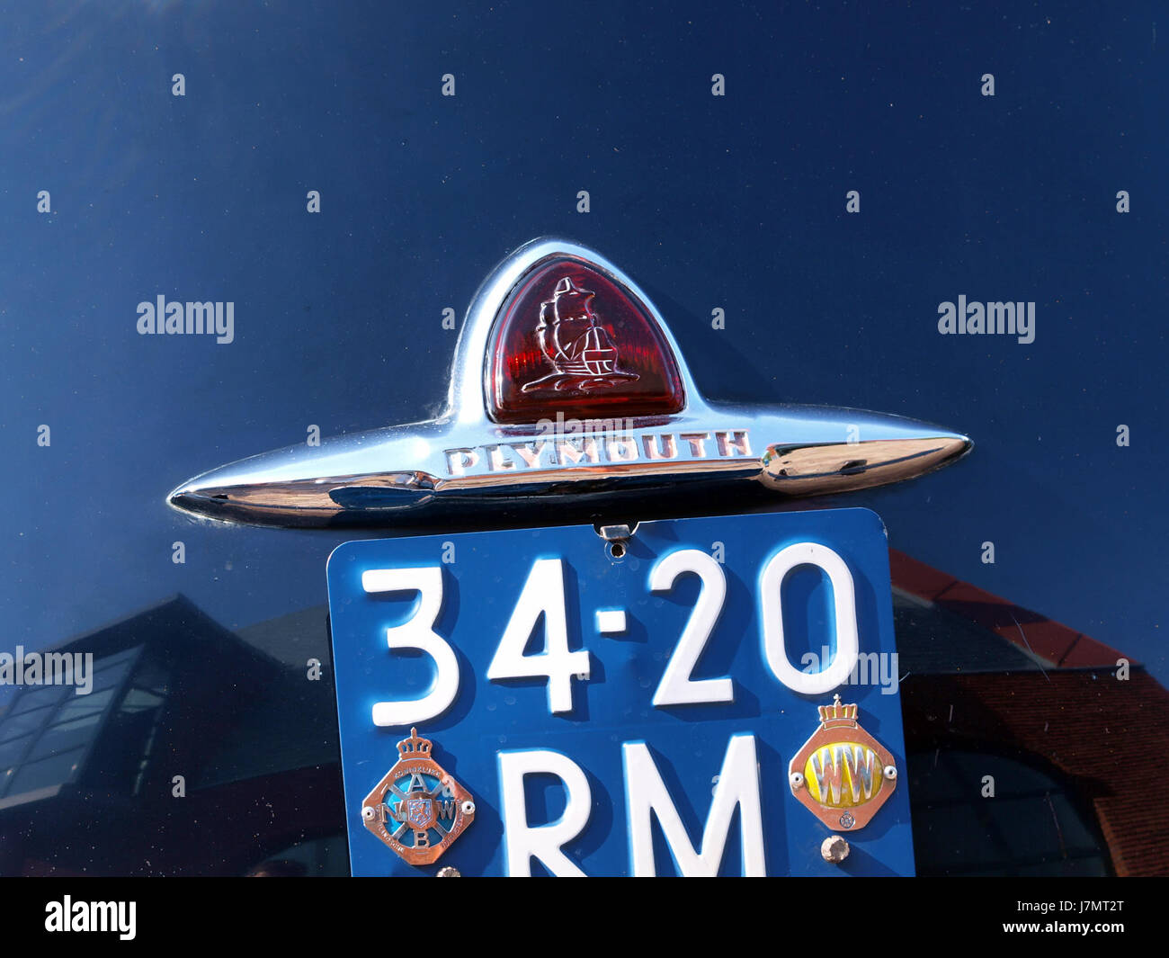 Questa fotografia mostra il design delle luci di coda del satellite 1949 Plymouth, un modello significativo nella storia dell'automobile. Mette in evidenza l'estetica del design della metà del secolo e lo sviluppo della tecnologia di illuminazione per auto. Foto Stock