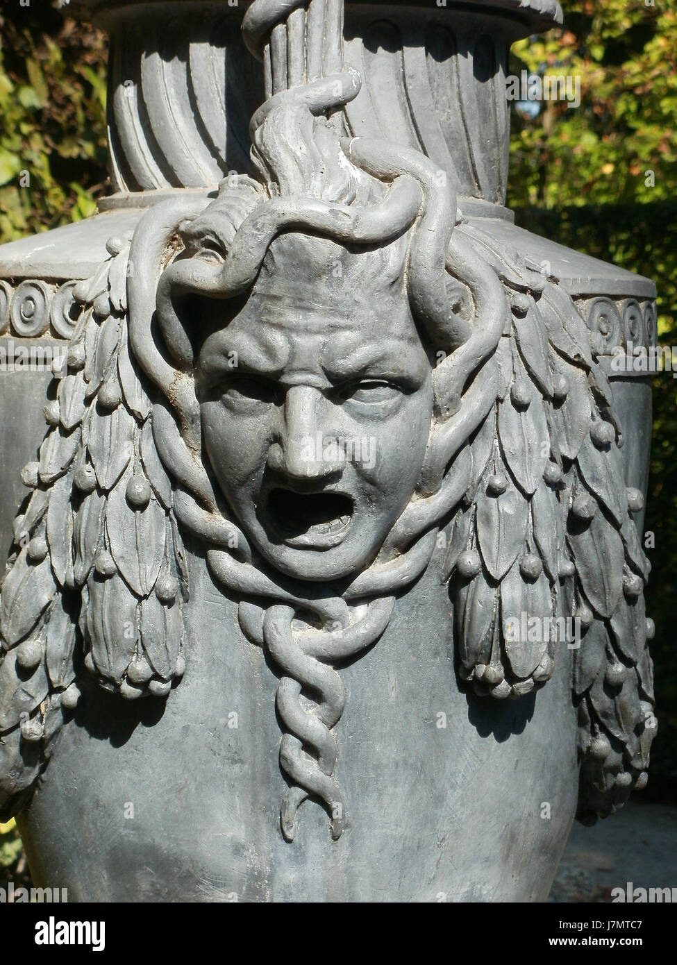 Questa immagine raffigura un vaso di Schwetzingen, in Germania, realizzato in stile anglosassone, che riflette l'artigianato e l'arte della regione durante il XVIII secolo. Foto Stock