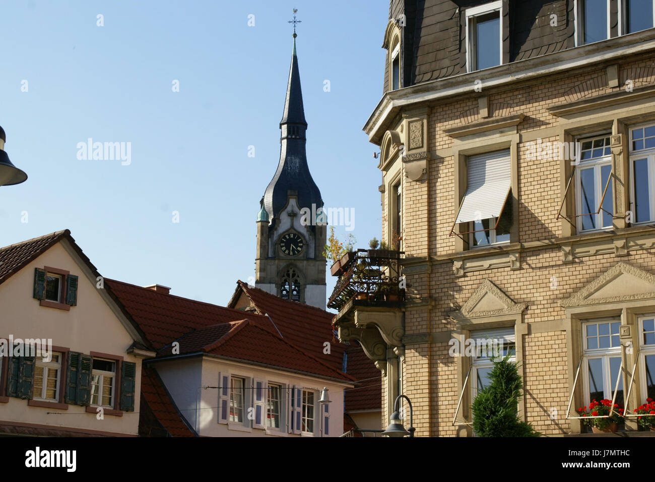 La Friedenskirche (Chiesa della Pace), situata sulla Handschuhsheimer Landstrasse a Heidelberg, Germania, è un notevole luogo di culto. Il titolo fa riferimento ad una data e ad un'ora specifiche, probabilmente di un servizio o di un evento tenuto nella chiesa. Foto Stock