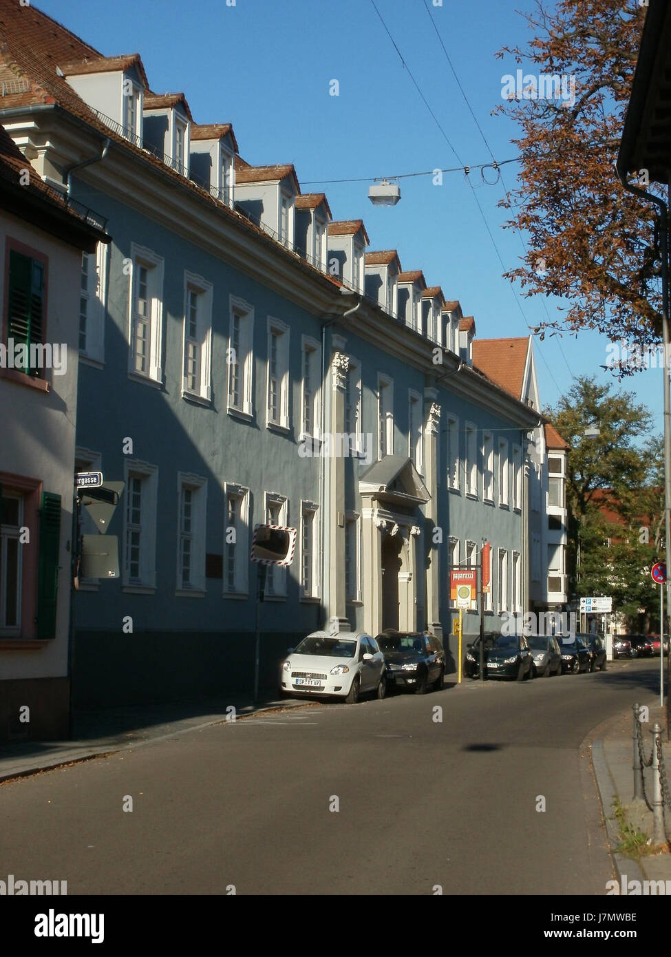 Il Wittelsbacher Hof è un hotel storico situato nel cuore di una città tedesca. E' conosciuto per il suo stile bavarese tradizionale e offre un'esperienza classica dell'ospitalità tedesca, mescolando fascino storico con servizi moderni. Foto Stock