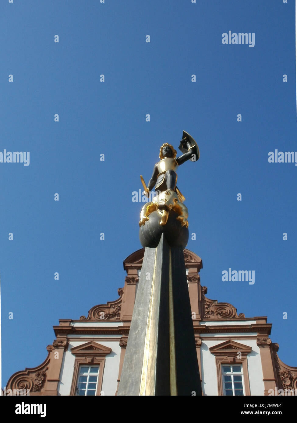 Il Kriegerdenkmal di Spira è un monumento dedicato ai soldati morti in entrambe le guerre mondiali. Situato a Speyer, in Germania, si erge come un tributo ai sacrifici militari e al ricordo. Foto Stock
