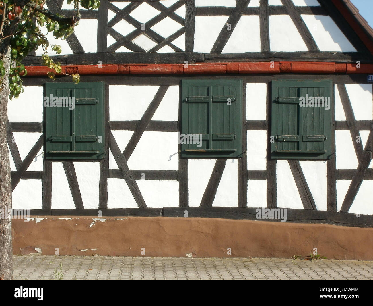 Fotografia di Wagbachstrasse 48 a Wiesental, Germania, che cattura lo stile architettonico e il paesaggio urbano della zona. Foto Stock