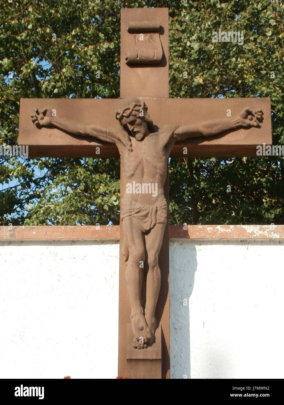 Il Wegkreuz di Wiesental è una croce storica situata nella città, che funge da punto di riferimento religioso e culturale. Esso riflette il patrimonio cristiano e le usanze locali dell'areaÂ. Foto Stock