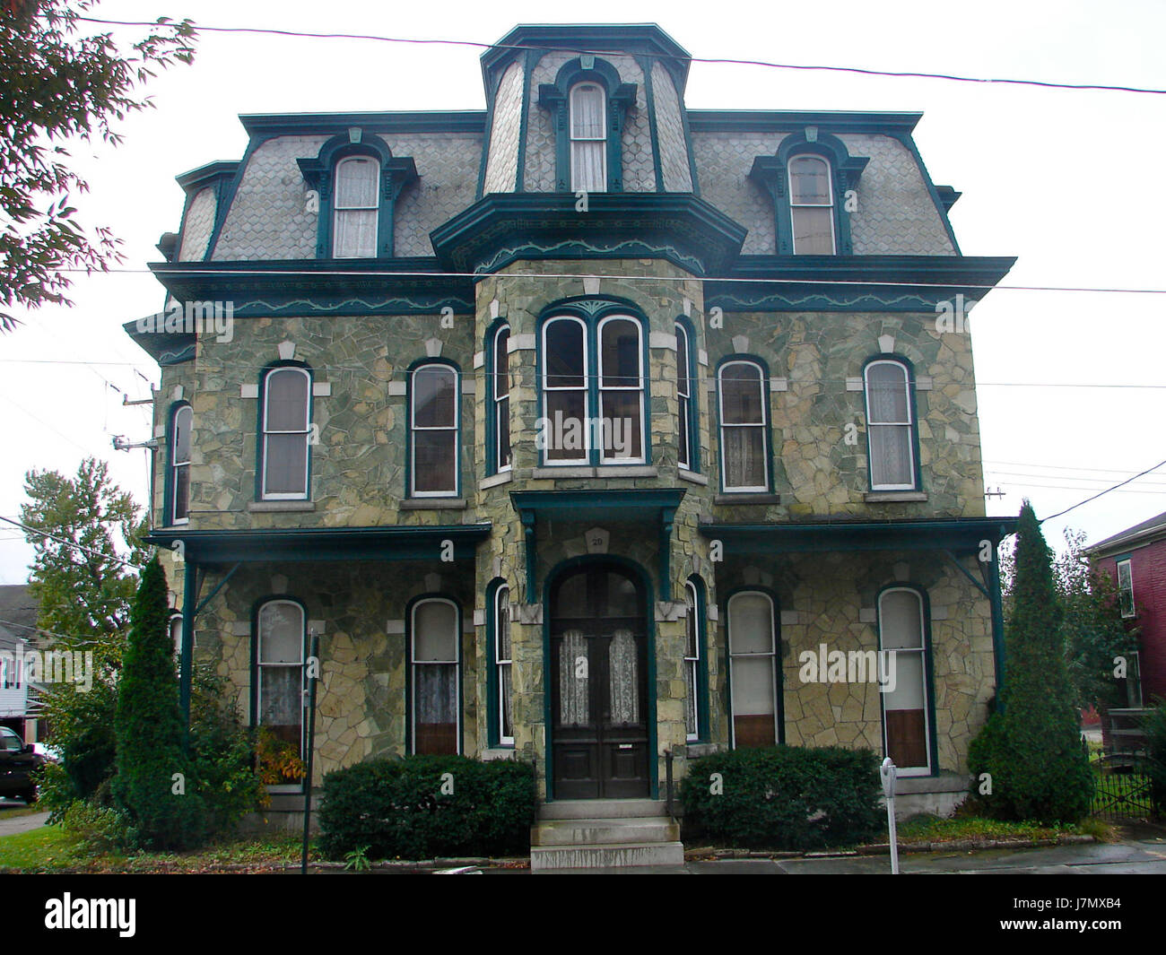 La posizione mostrata è 20 East Market Street a Danville, Pennsylvania. Presenta una strada cittadina in un'area urbana, con edifici commerciali e infrastrutture locali tipiche delle piccole città americane. Questo ambiente rappresenta il centro di Danville, Pennsylvania. Foto Stock