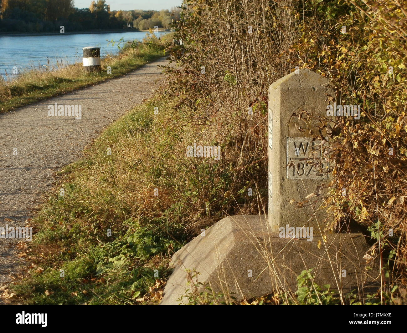 Questo si riferisce a un marcatore delle inondazioni a BrÃ¼hl, in Germania, che mostra l'altezza raggiunta dalle inondazioni il 26 ottobre 2011. Serve a ricordare la vulnerabilità della regione alle inondazioni e l'importanza della gestione delle inondazioni. Foto Stock