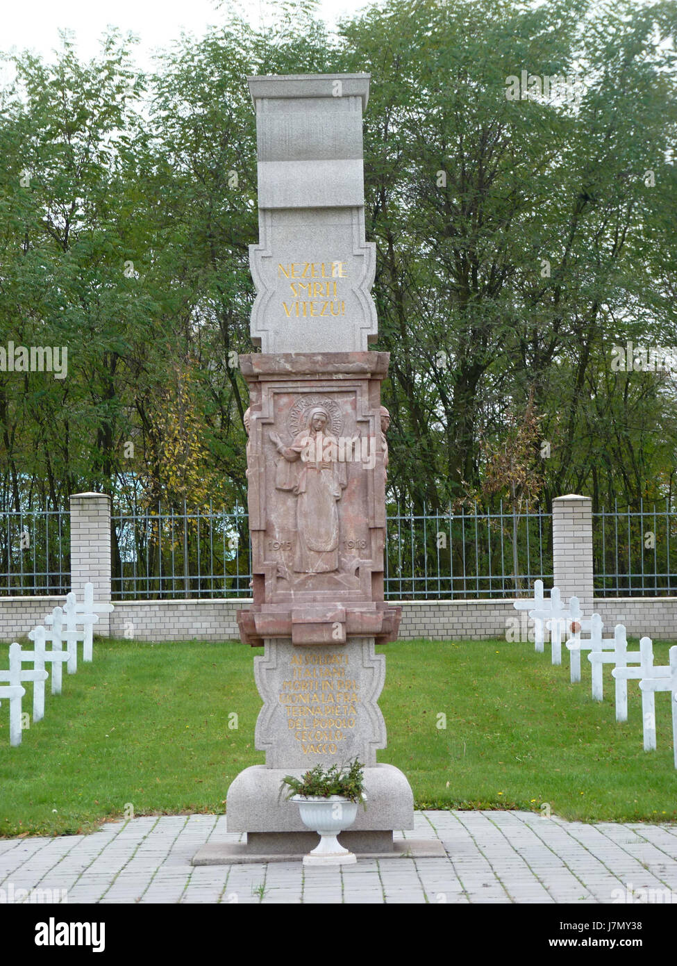 Questo documento si riferisce al cimitero militare italiano del 2011, che funge da memoriale per i soldati di vari conflitti, commemorando il loro servizio e sacrificio. Foto Stock