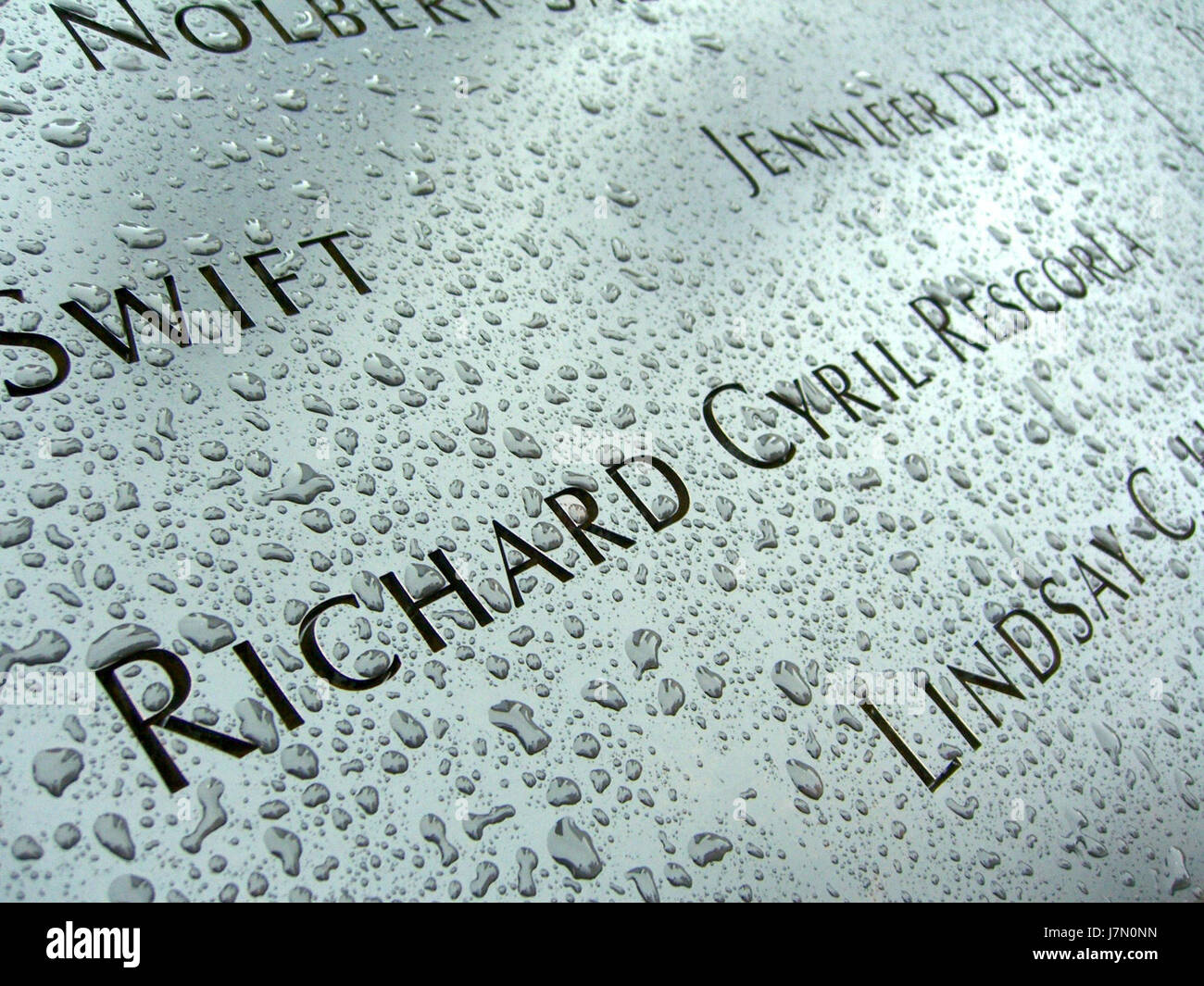 Questa immagine mostra un ritratto di Rick Rescorla, un eroe americano, creato da Luigi Novi. Rescorla è noto per il suo eroismo durante gli attacchi del 9/11, dove salvò molte vite al World Trade Center. Foto Stock