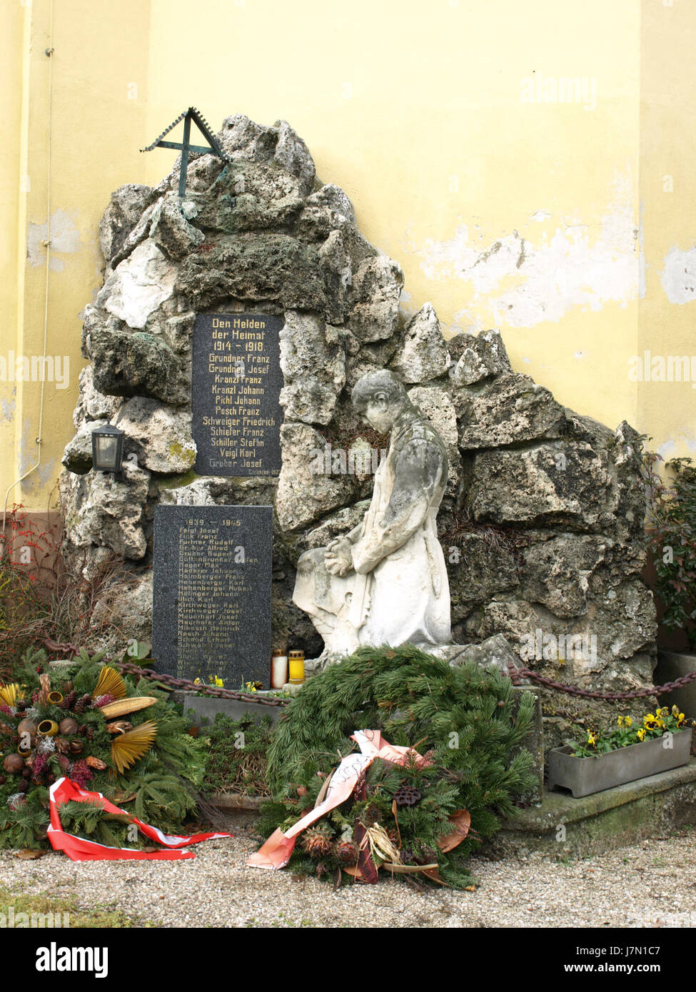 Fotografia scattata il 24 dicembre 2012 al cimitero OED bei Oehling, che cattura l'atmosfera serena e contemplativa del sito. Foto Stock