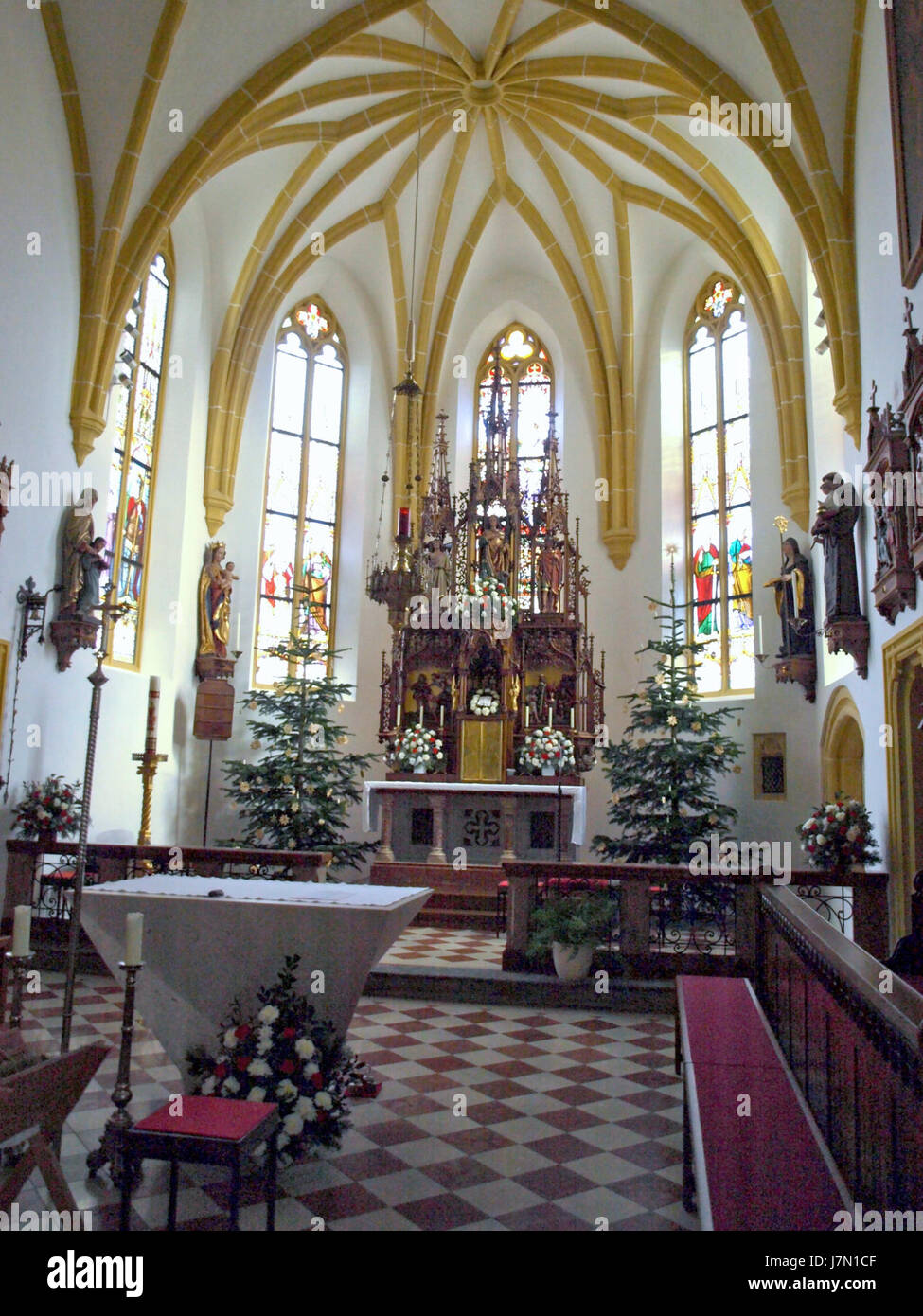 L'immagine raffigura la chiesa di Wolfsbach, scattata il 24 dicembre 2012. La chiesa è un esempio di architettura religiosa regionale in Germania con un focus sul design ecclesiastico tradizionale. Foto Stock